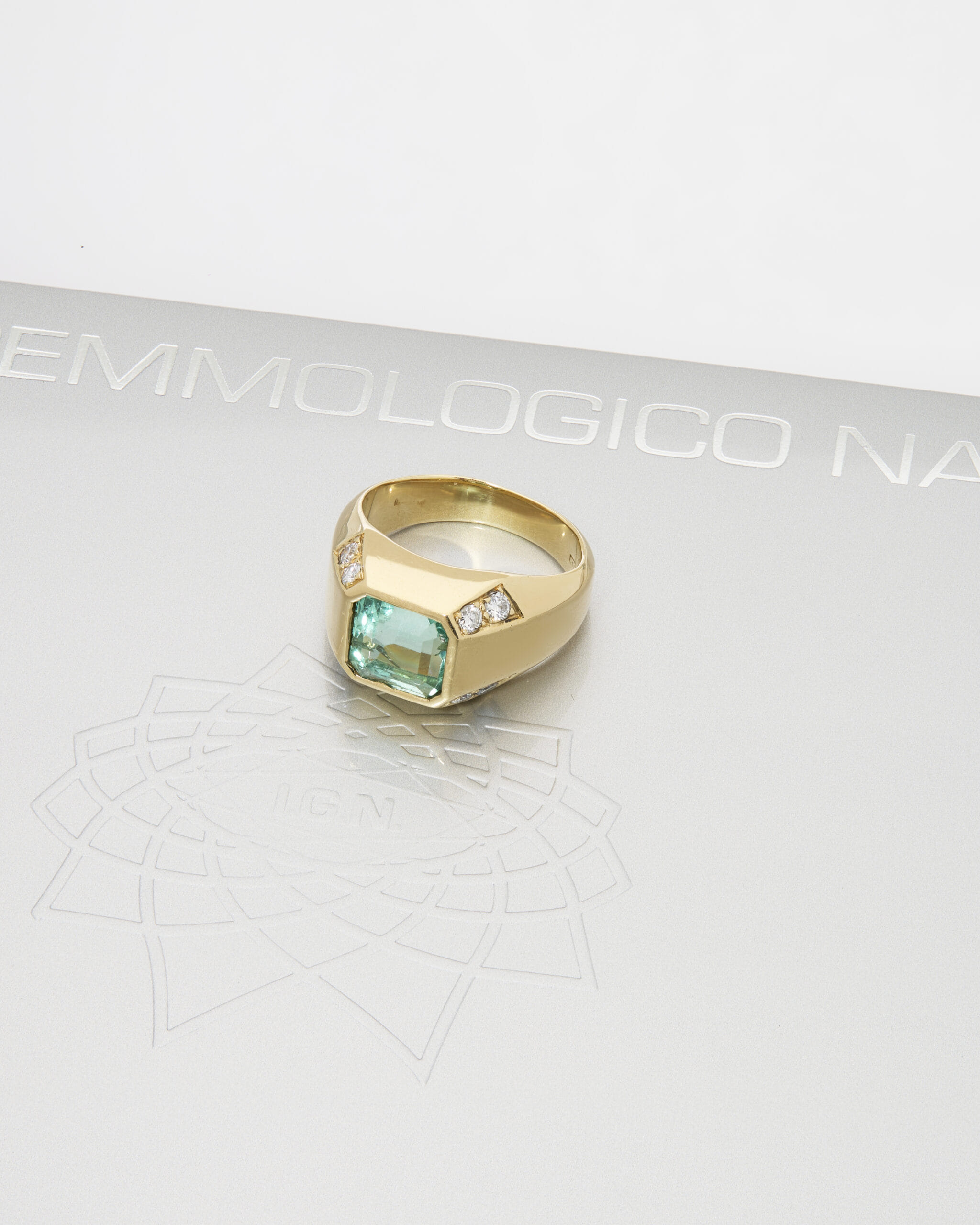 Anello sigillo in oro giallo con smeraldo e diamanti-4