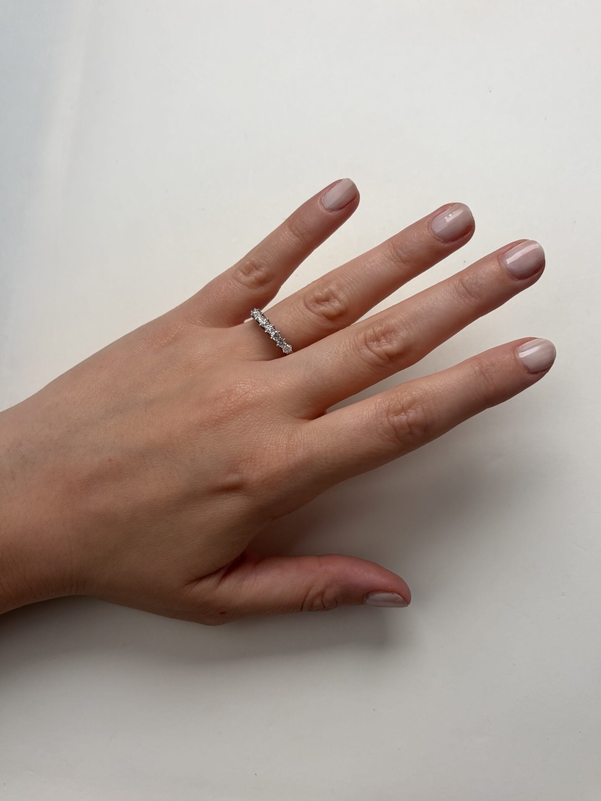 Anello veretta in oro bianco con 7 diamanti 0,35 ct-4