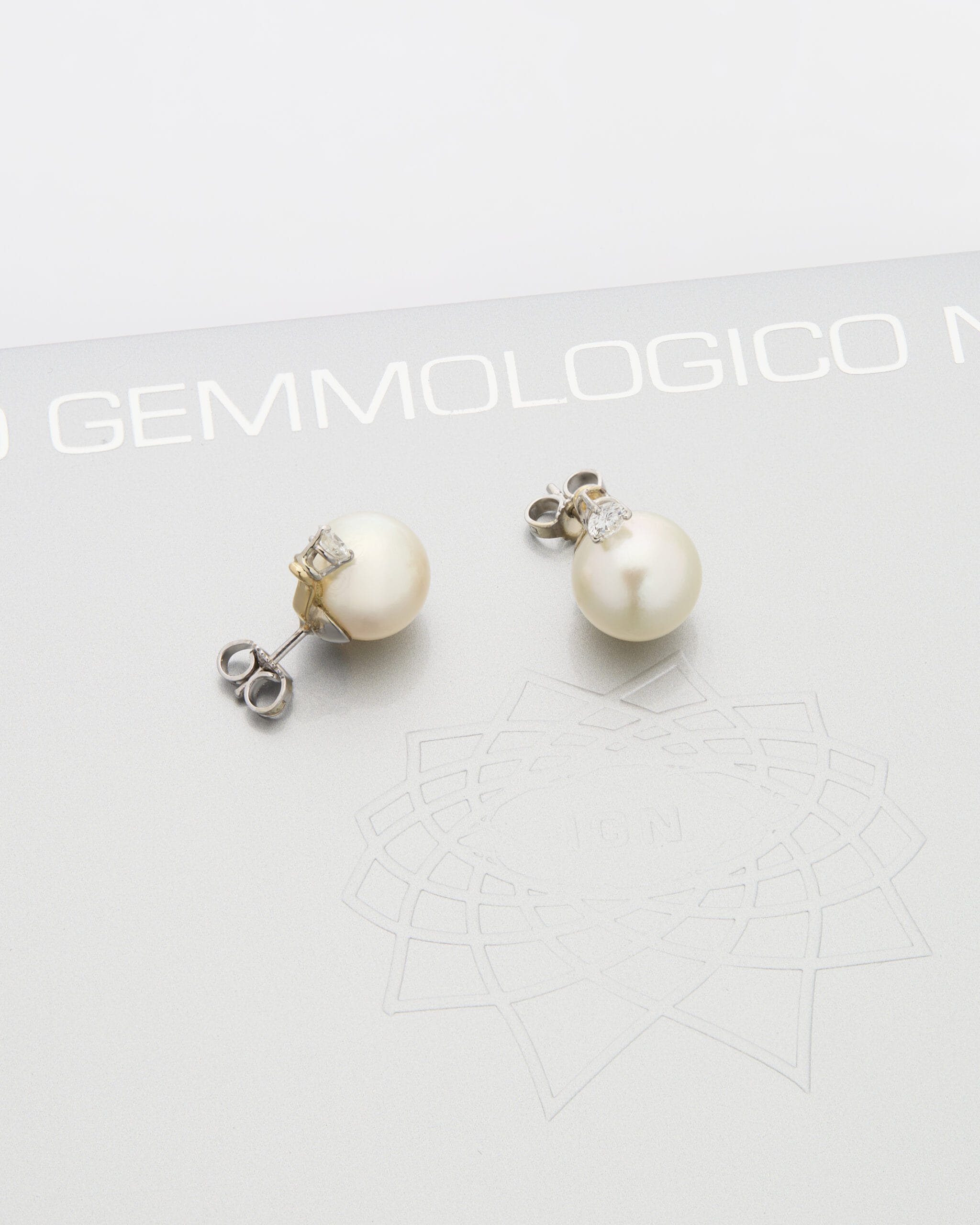 Orecchini a lobo in oro giallo e bianco con diamanti e perle-2