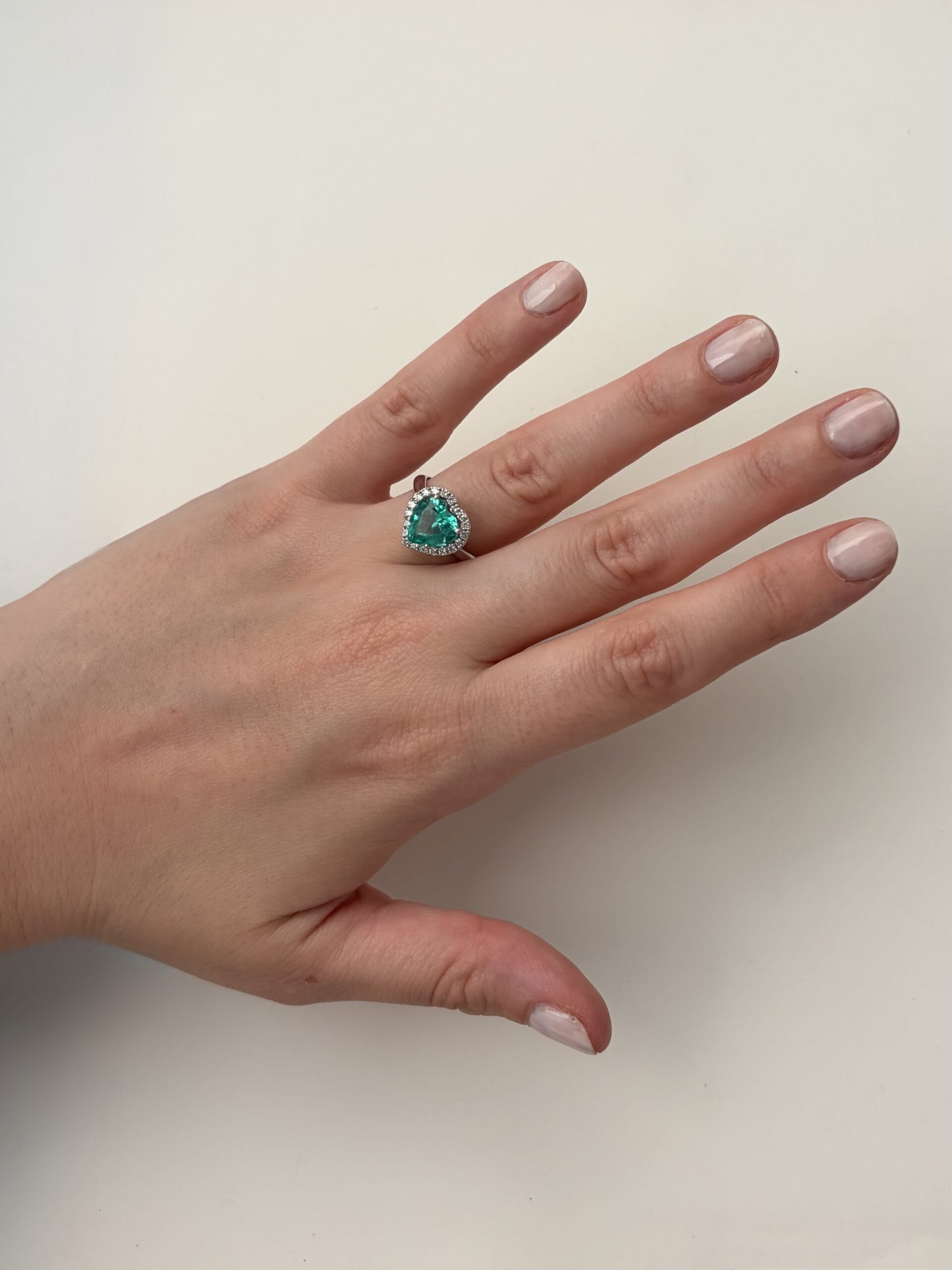 Anello in oro bianco con smeraldo a cuore e contorno di diamanti-5