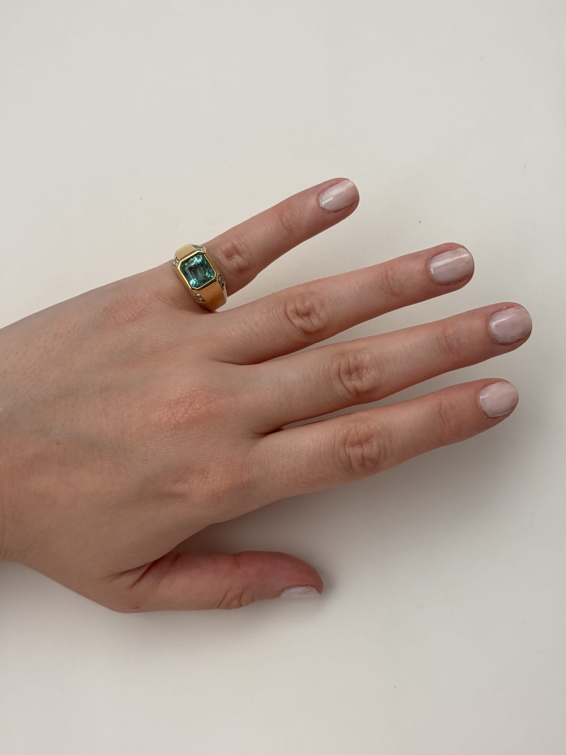 Anello sigillo in oro giallo con smeraldo e diamanti-5