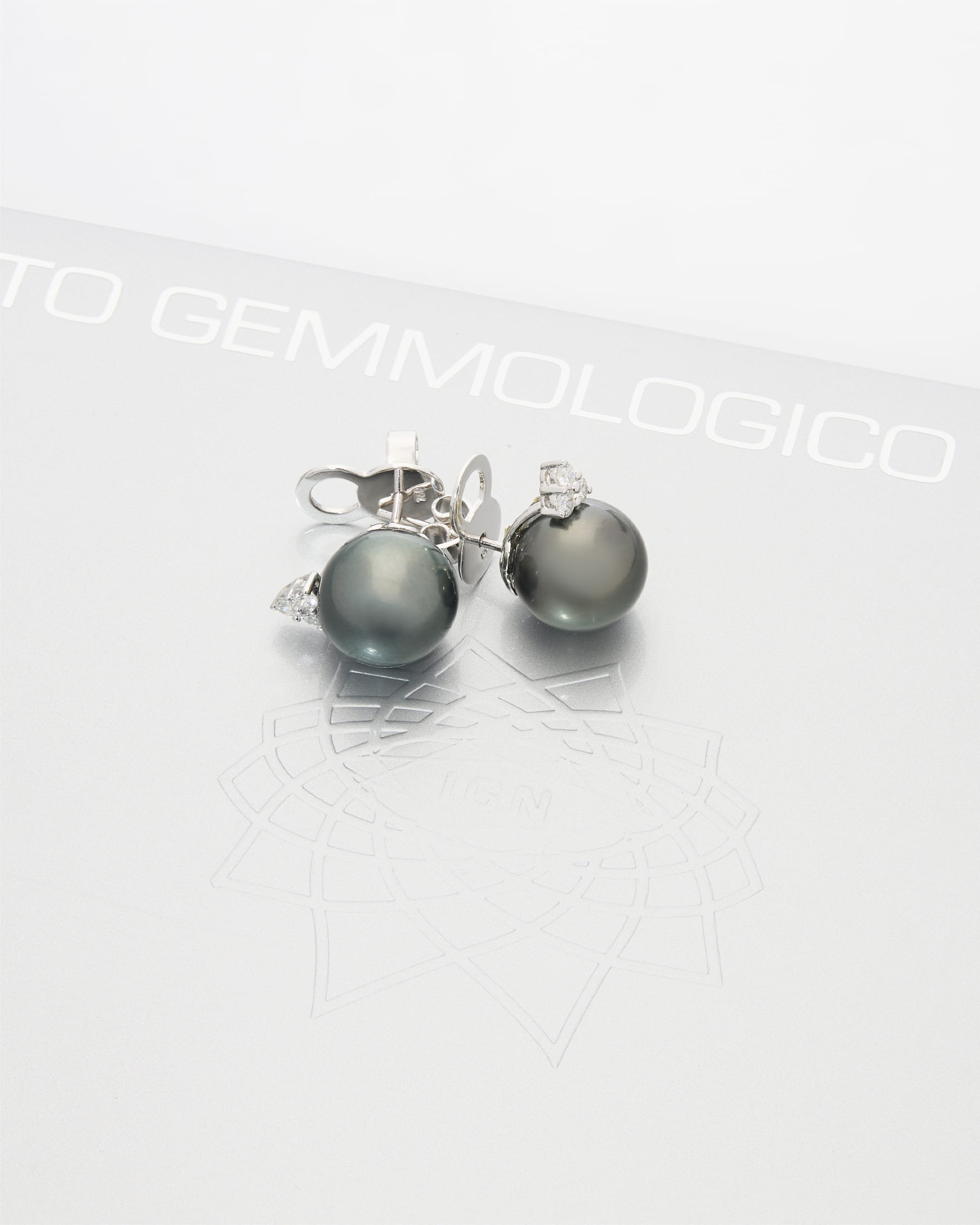 Orecchini in oro bianco con diamanti e perle tahiti-2