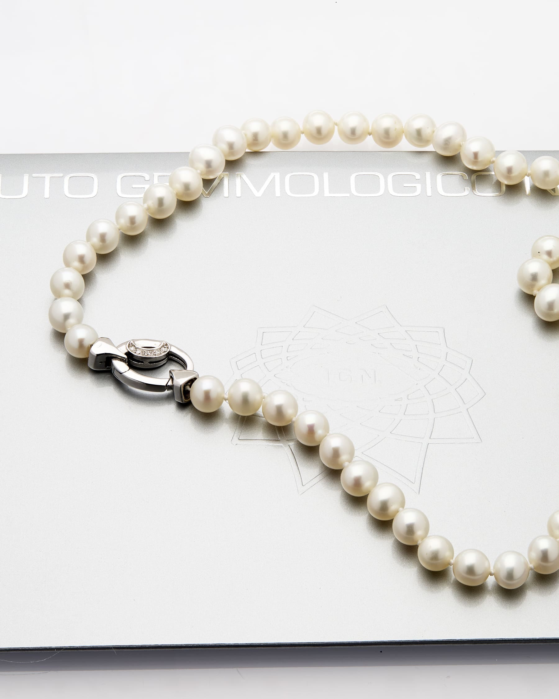 Collana di perle 6 mm con chiusura in oro bianco e diamanti-3