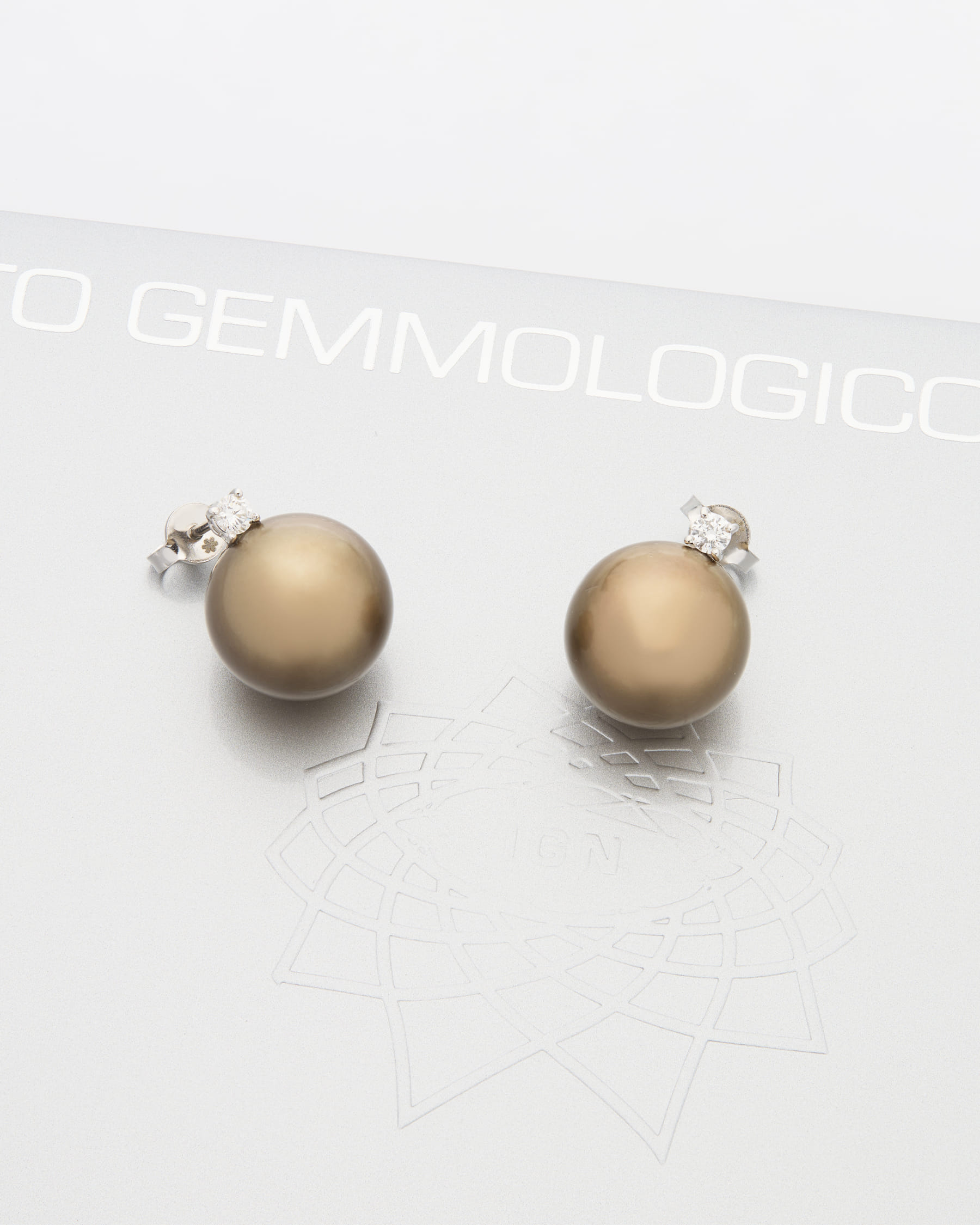 Orecchini in oro bianco con perle orangy brown e diamanti-2