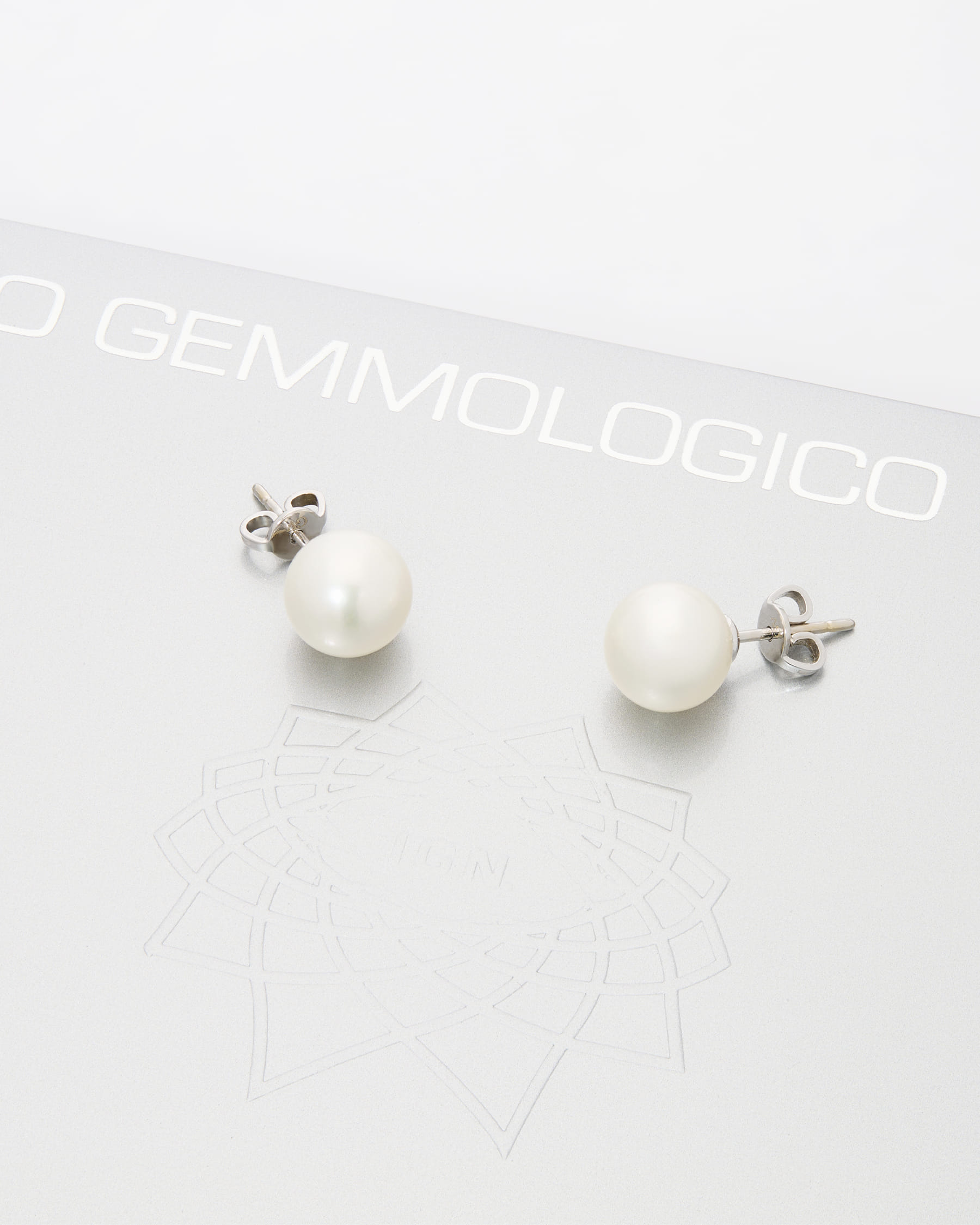 Orecchini a lobo in oro bianco con perle 10 mm-2