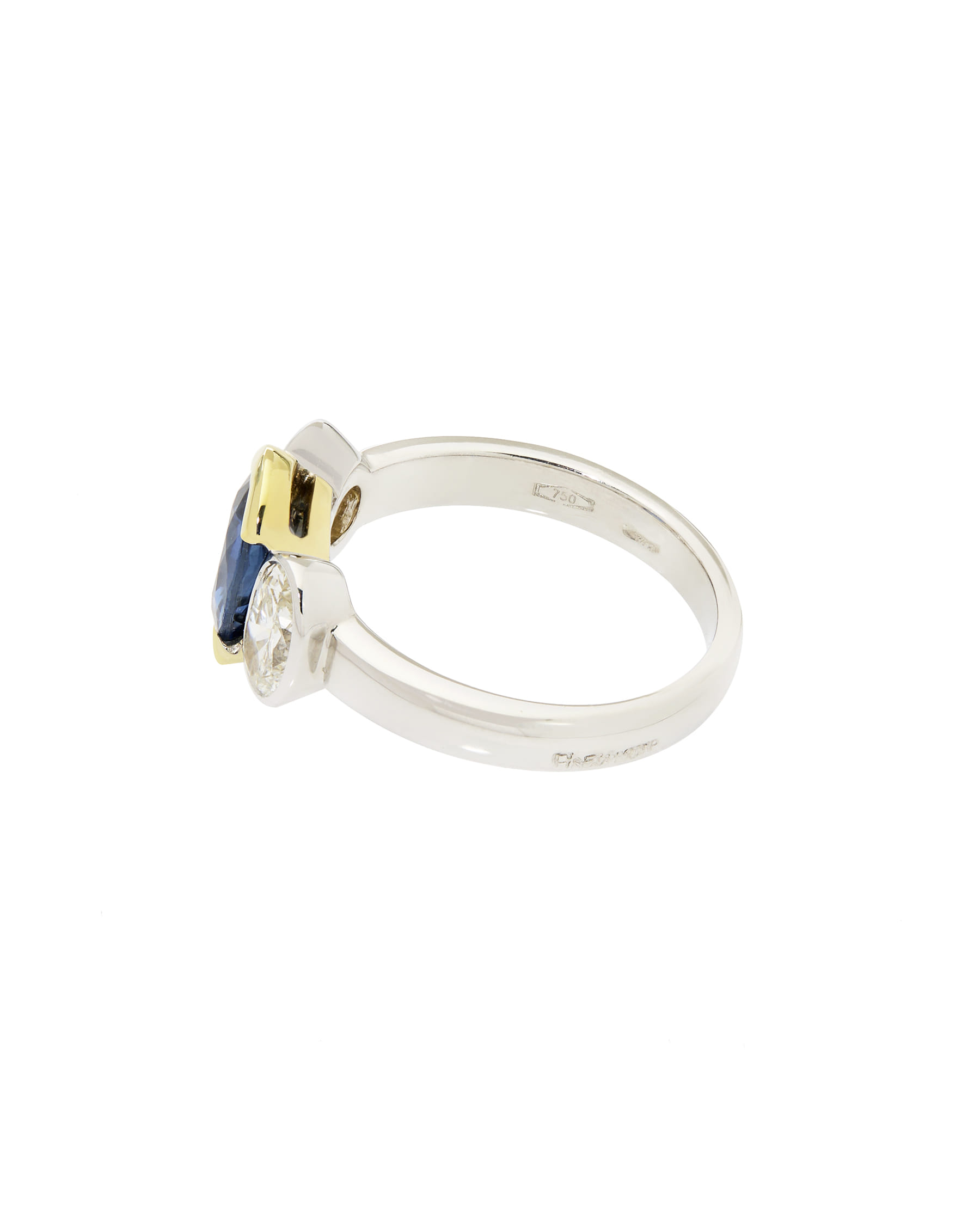 Anello in oro bianco e giallo con zaffiro centrale e diamanti-2
