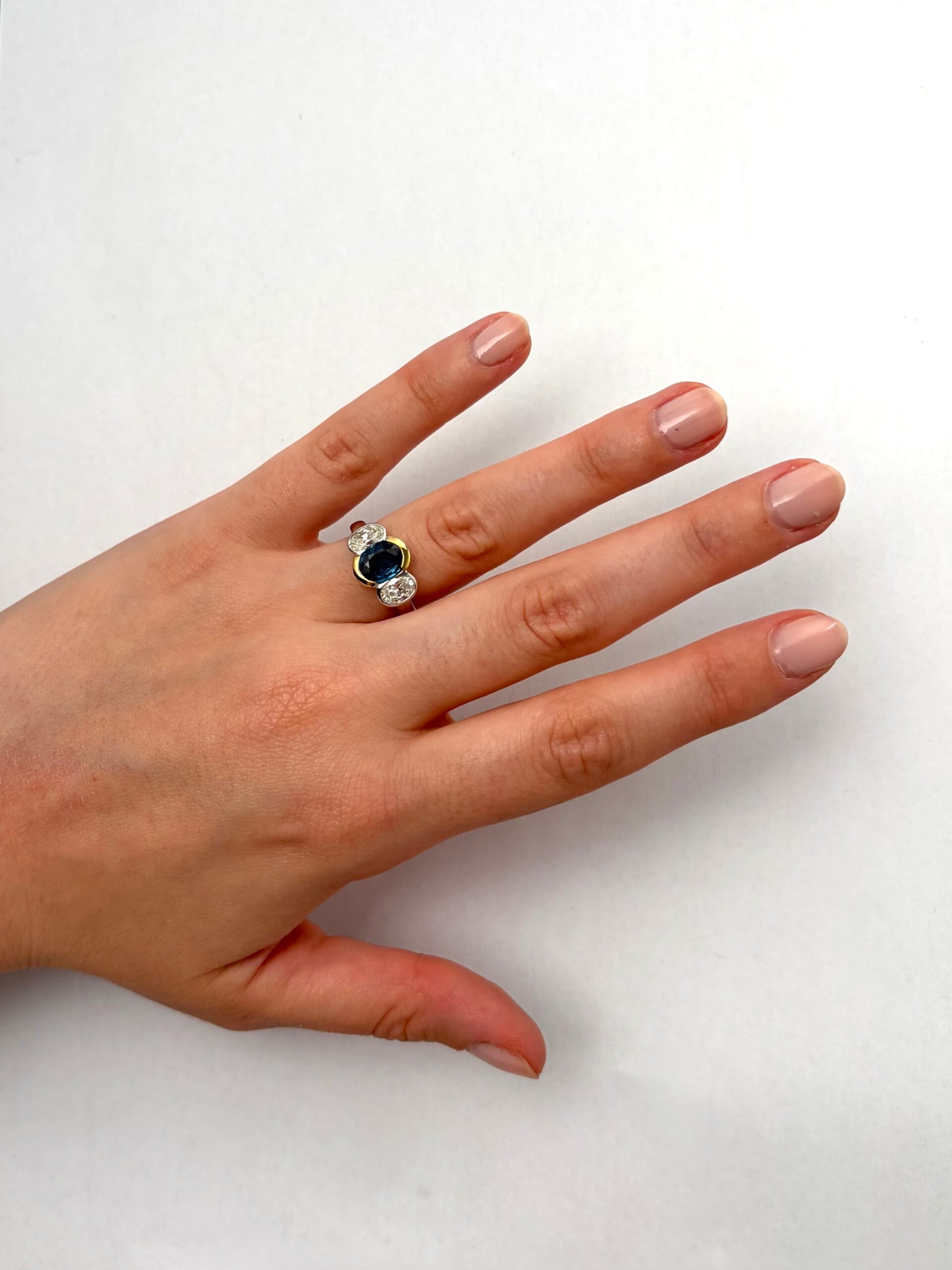 Anello in oro bianco e giallo con zaffiro centrale e diamanti-5