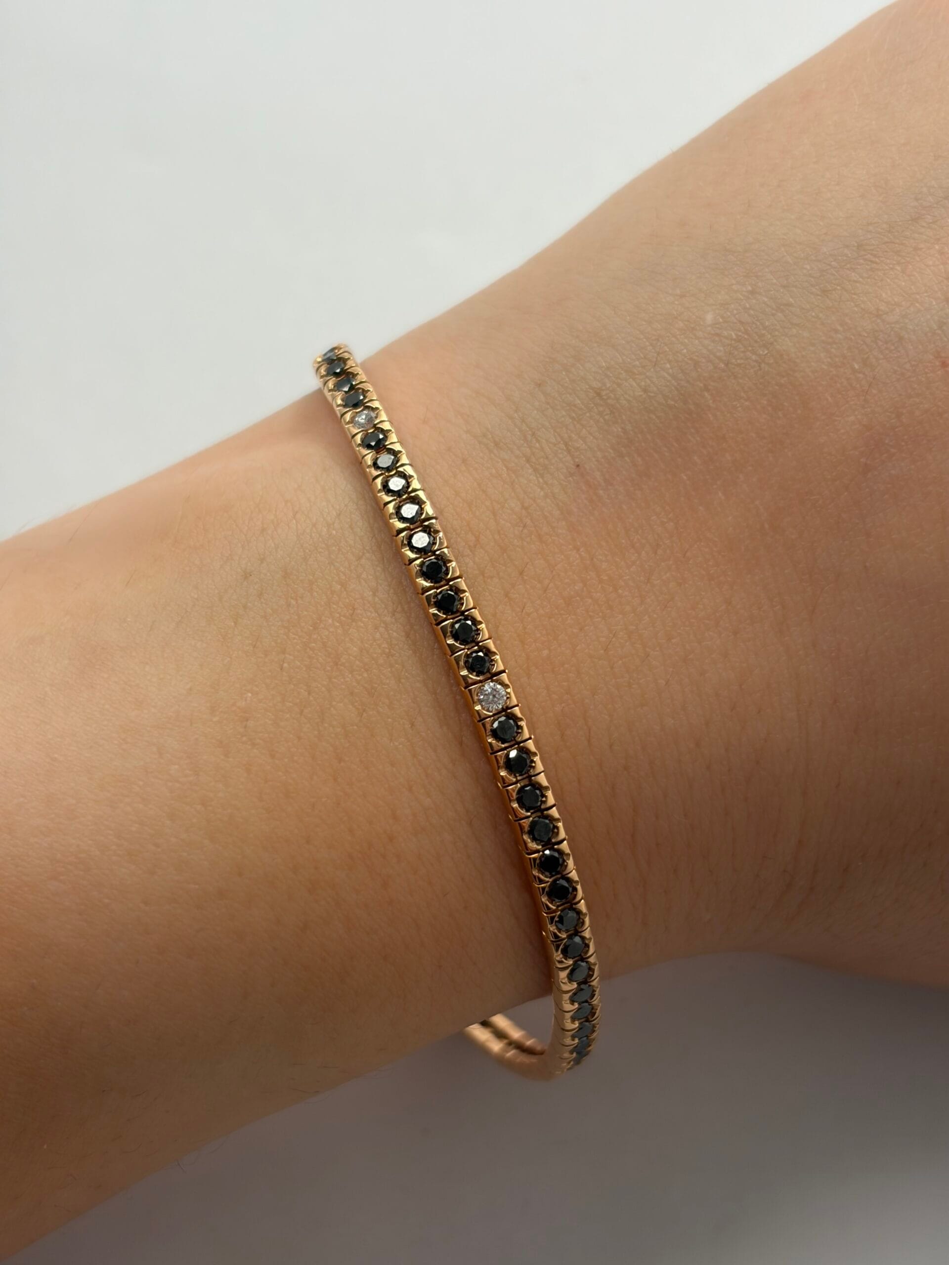 Bracciale tennis in oro rosa con diamanti neri e bianchi-3