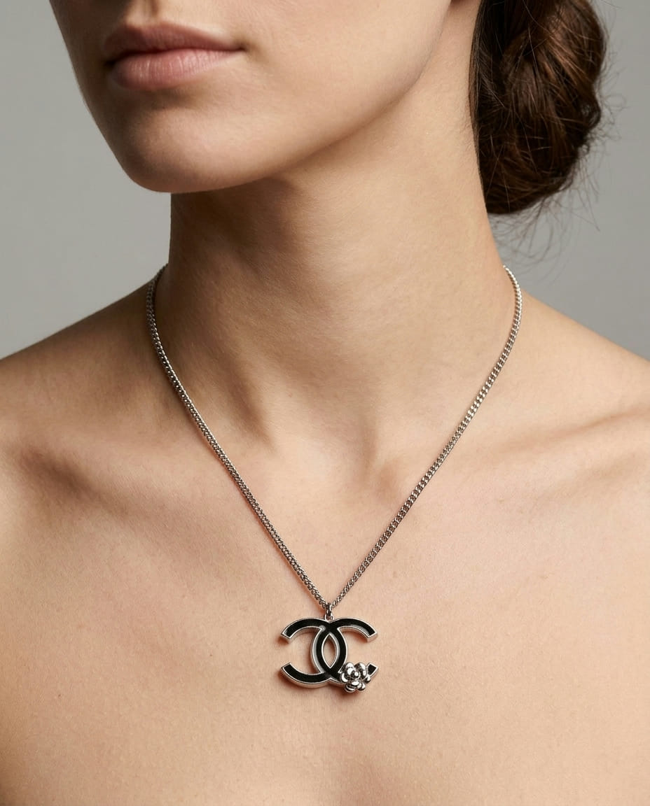 Collana chanel in acciaio argentato con ciondolo cc e smalto-3