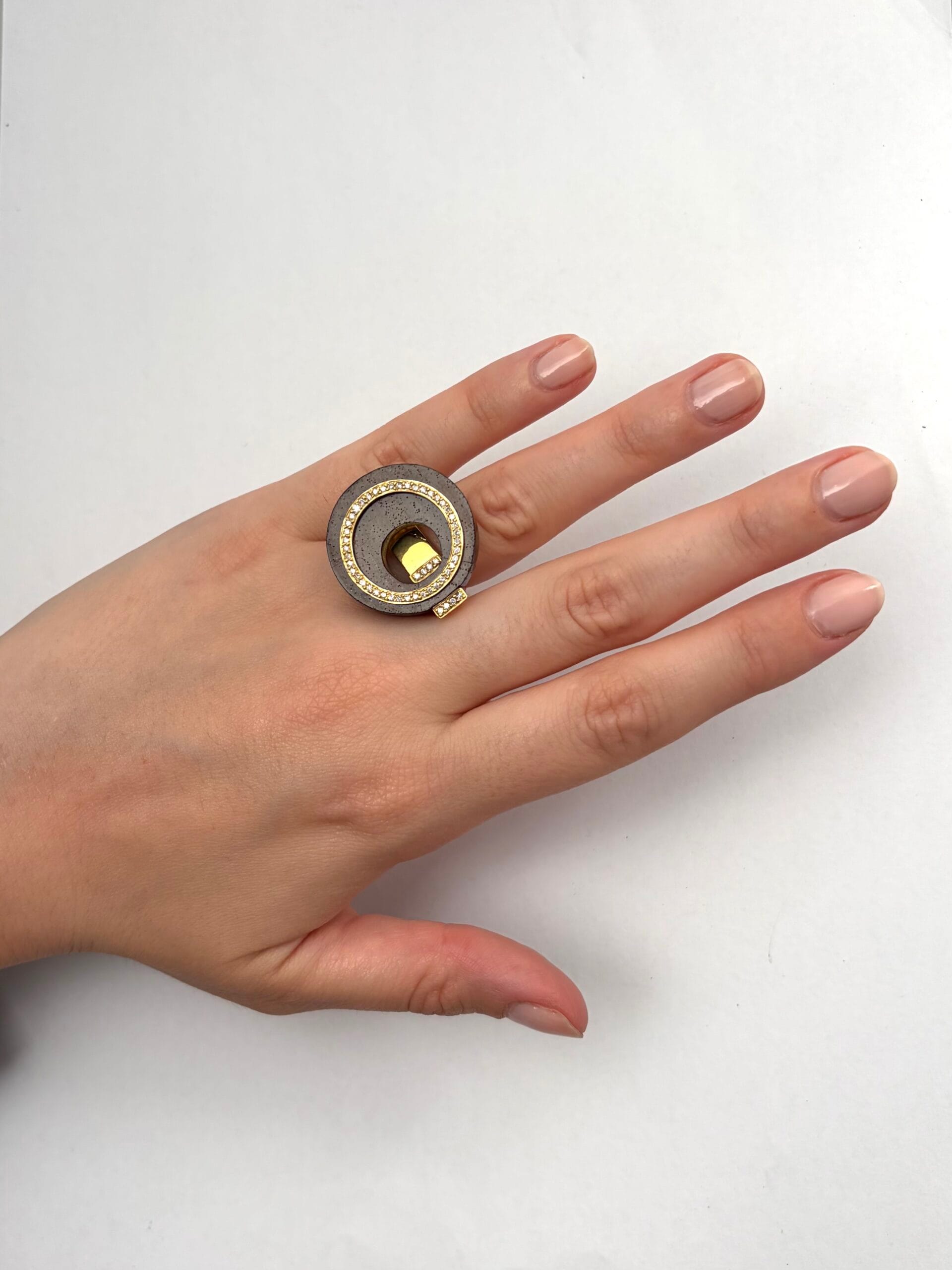 Anello di design in legno, oro giallo e diamanti-4