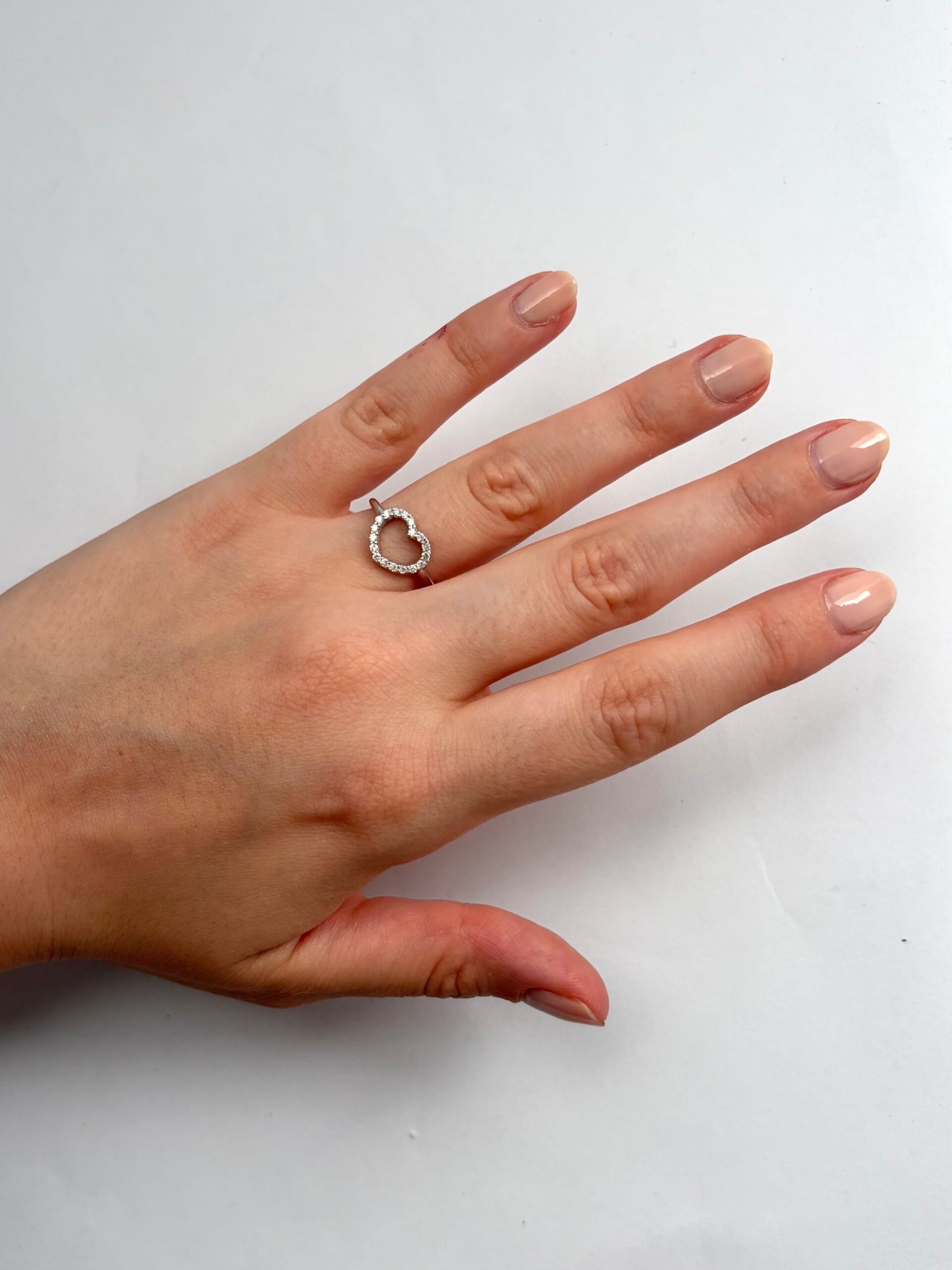 Anello leo pizzo in oro bianco con cuore di diamanti-4