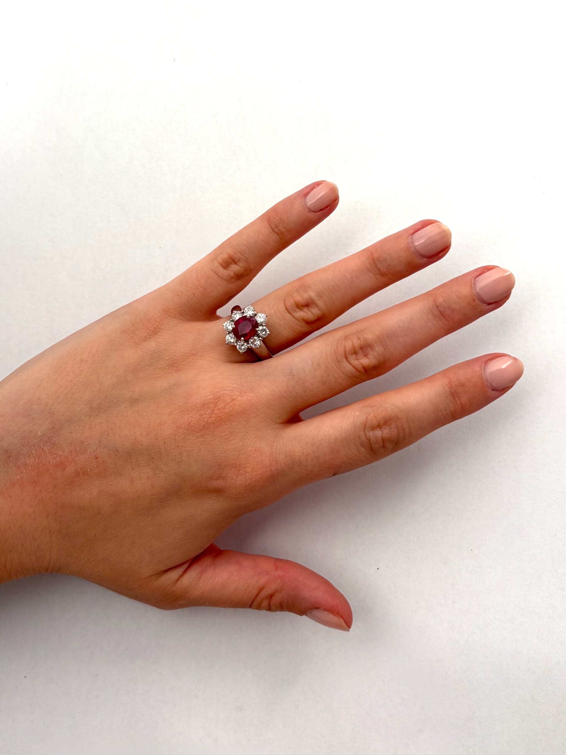 Anello fiore in oro bianco con rubino e diamanti-5