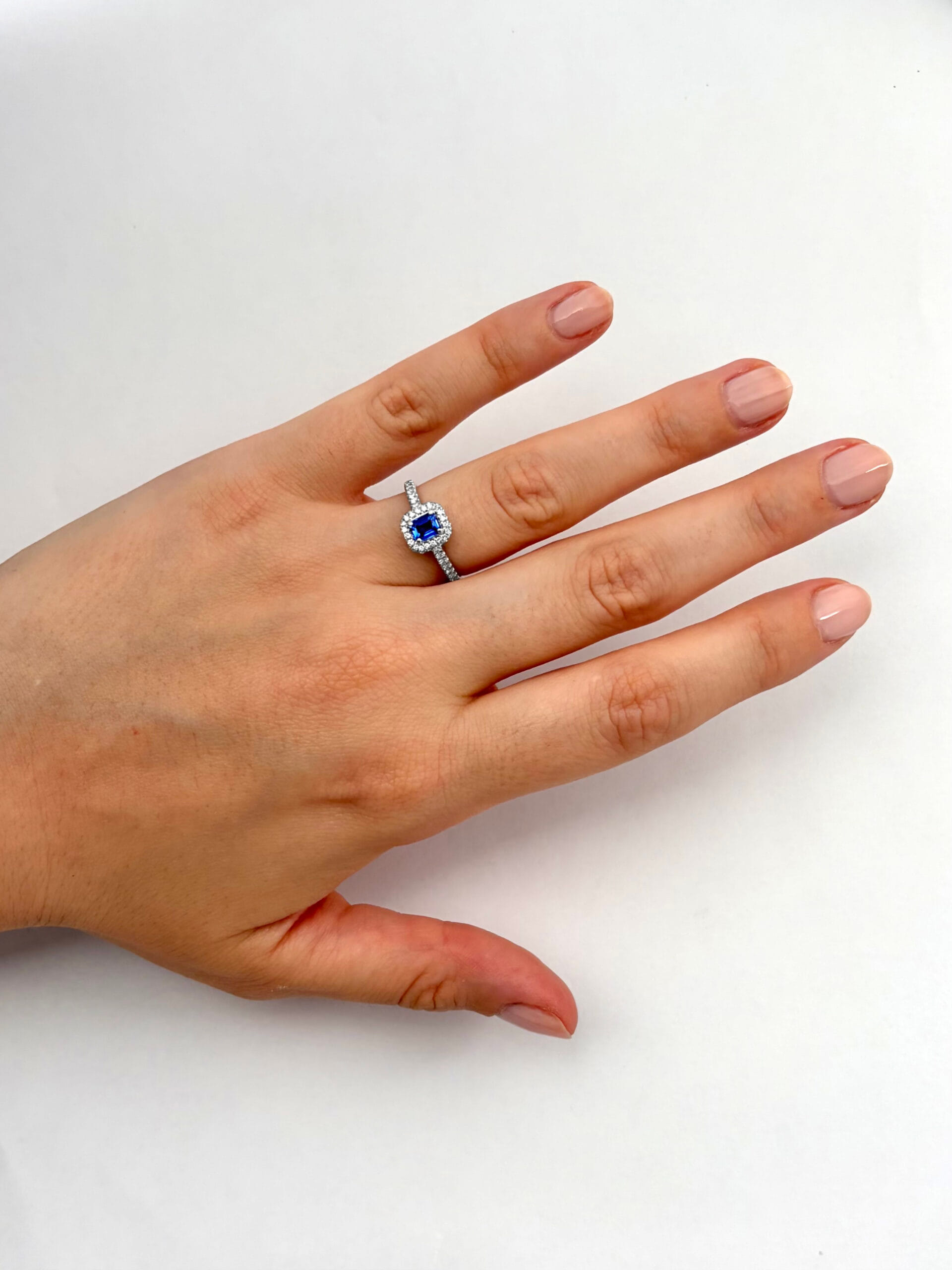 Anello oro bianco con zaffiro blu e diamanti-4