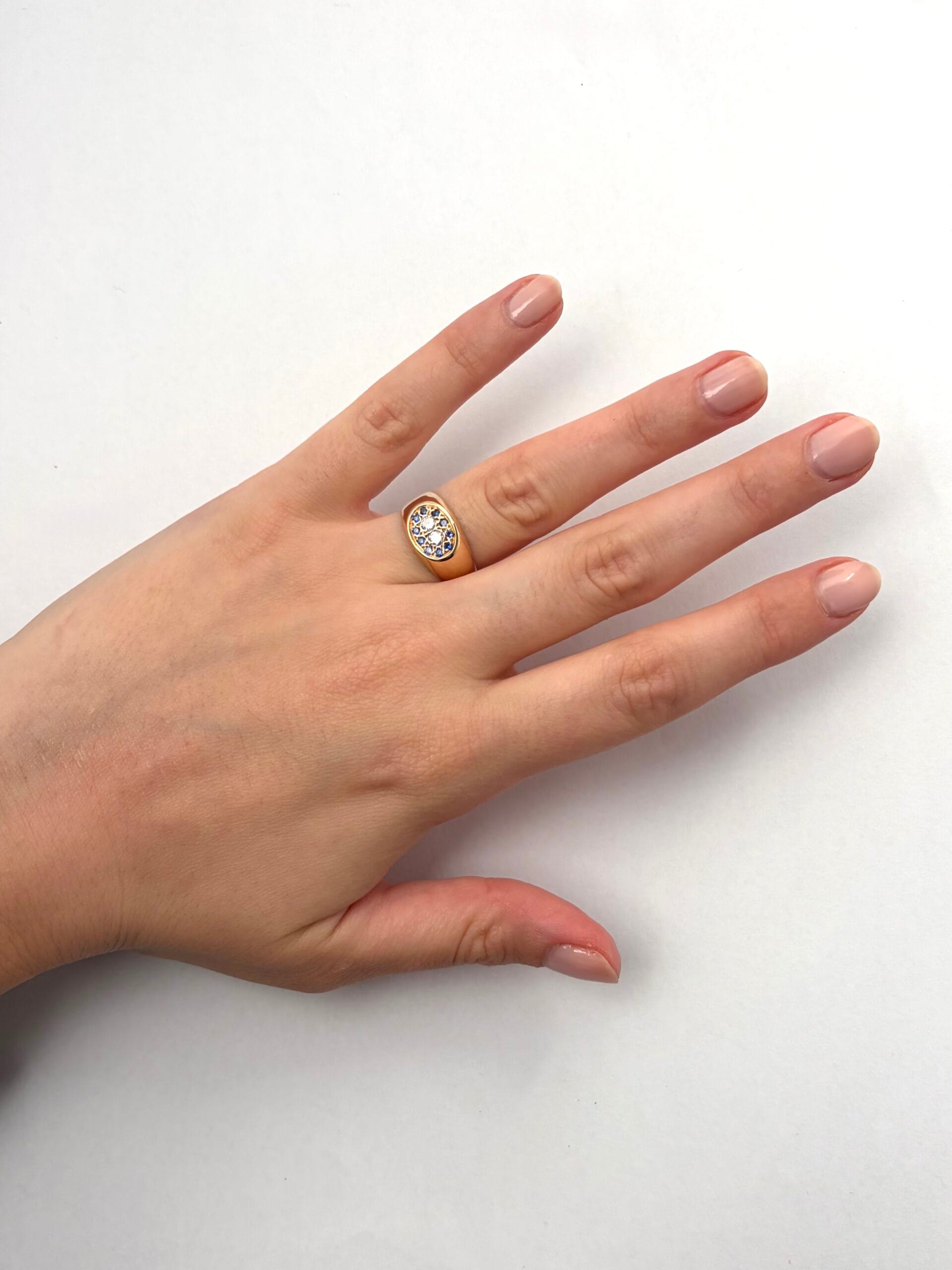 Anello sigillo in oro giallo con zaffiri e diamanti-4