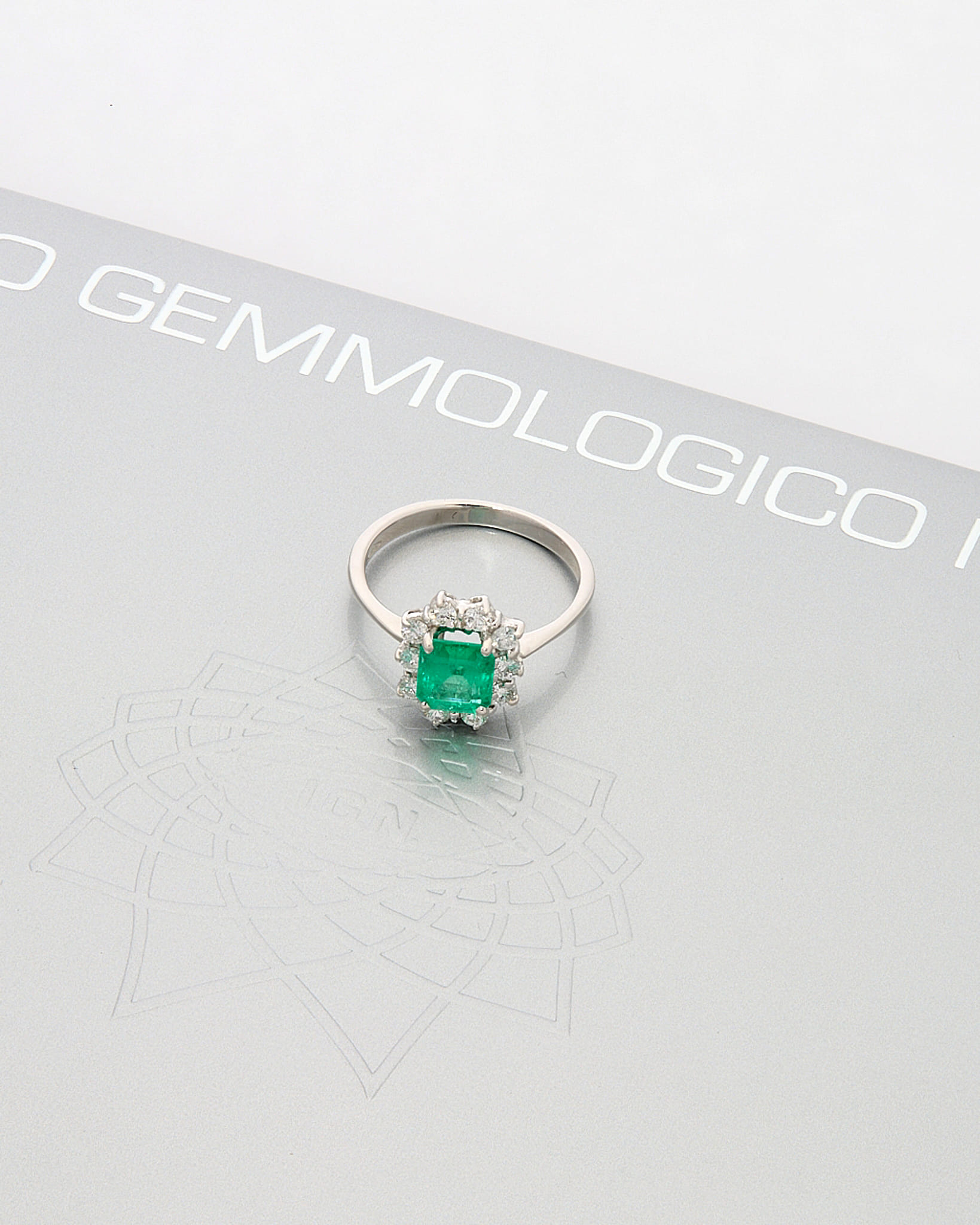 Anello in oro bianco con smeraldo 0,90 ct e diamanti-4
