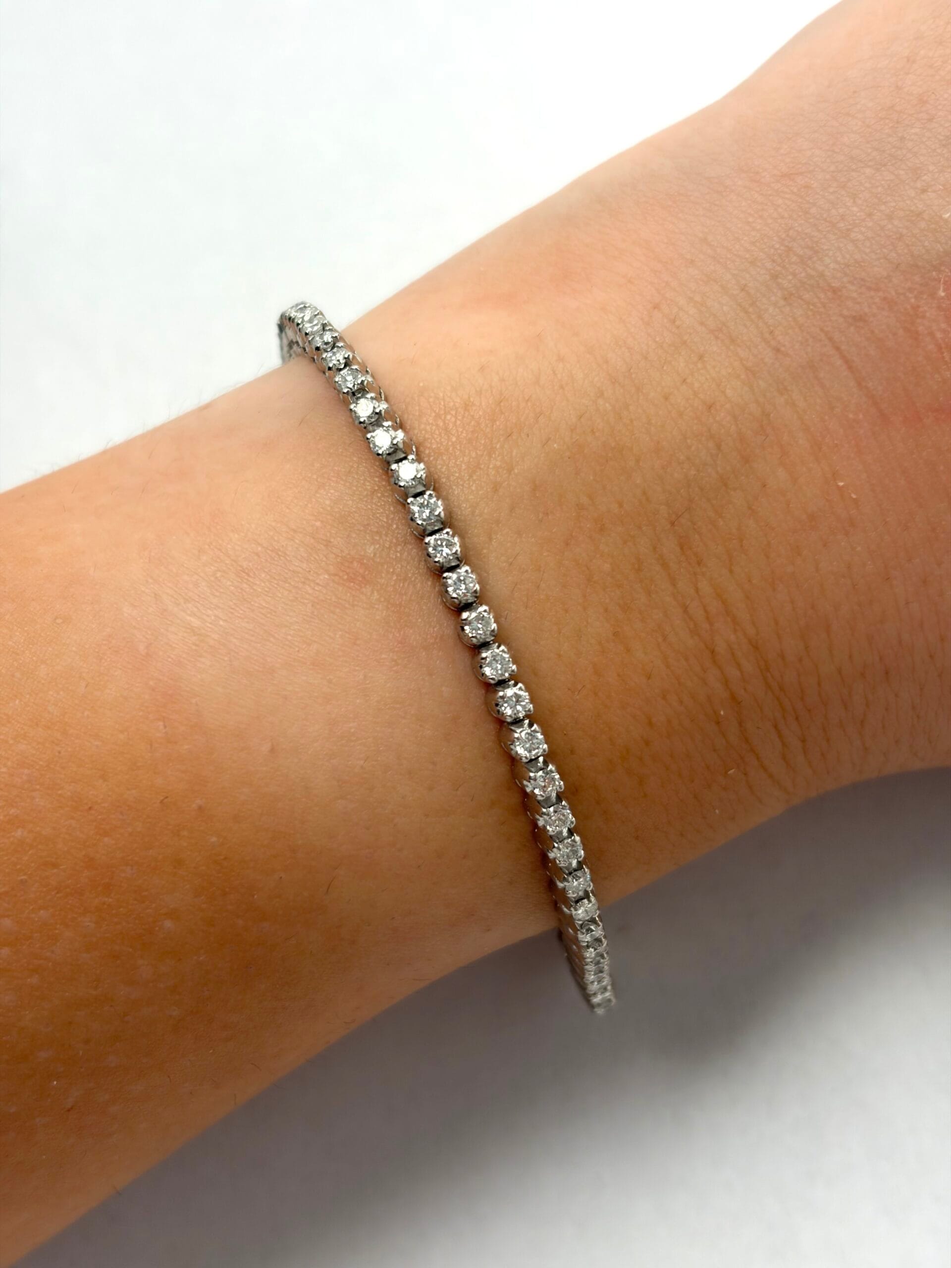Bracciale tennis in oro bianco con diamanti 2,52 ct-3