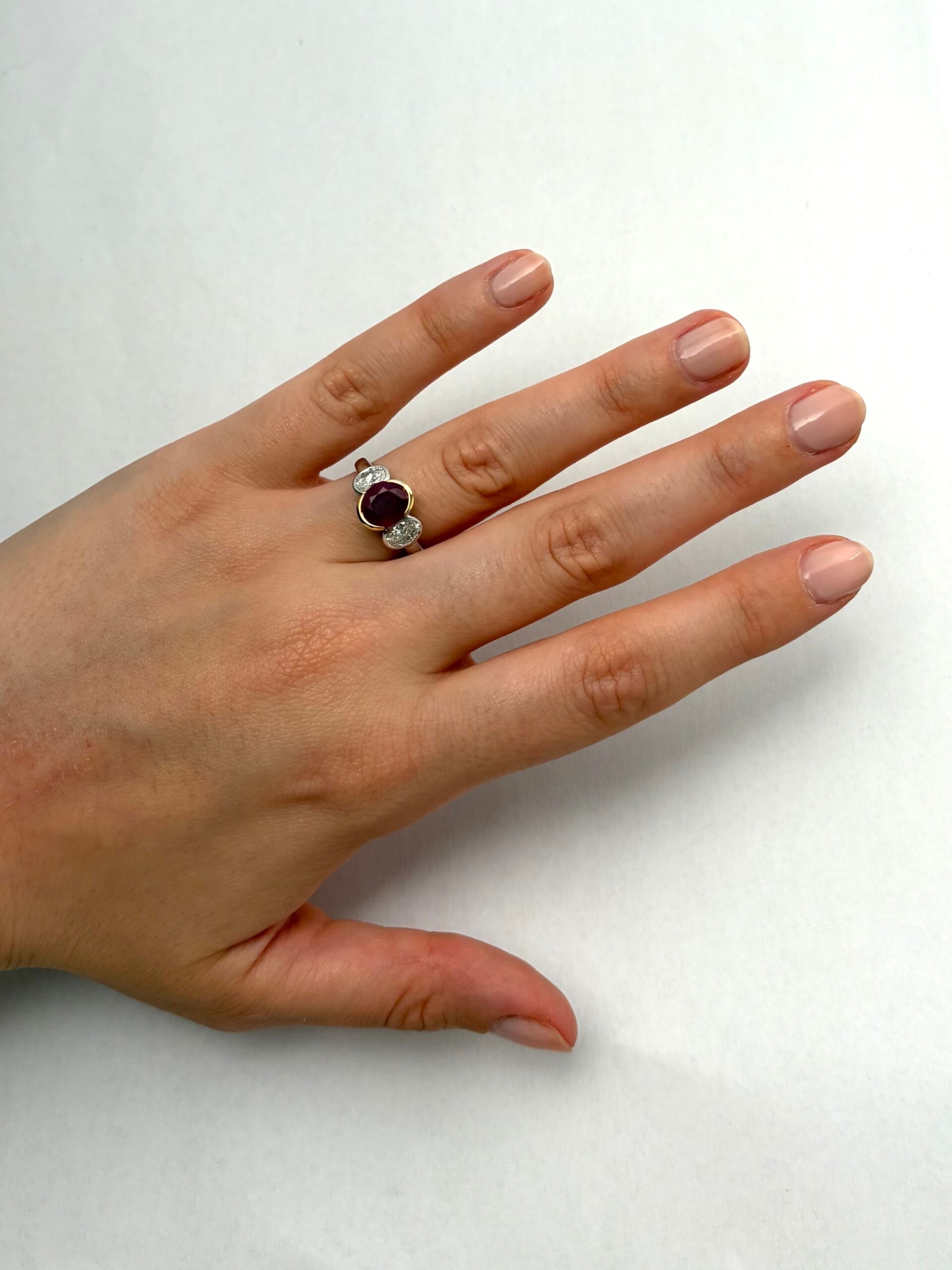 Anello in oro bianco e giallo con rubino e diamanti-5