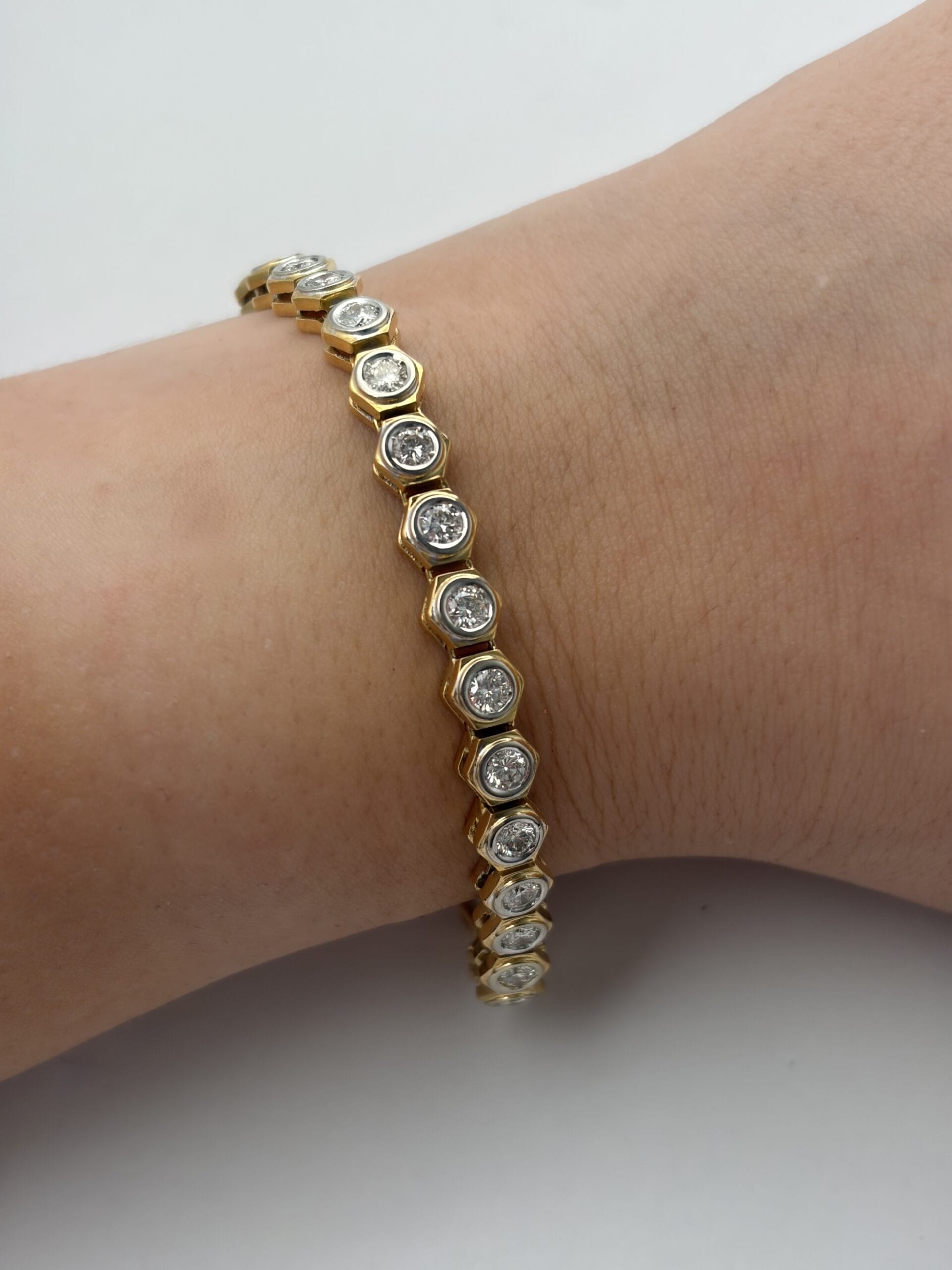 Bracciale tennis con castone esagonale in oro giallo e bianco con diamanti-3