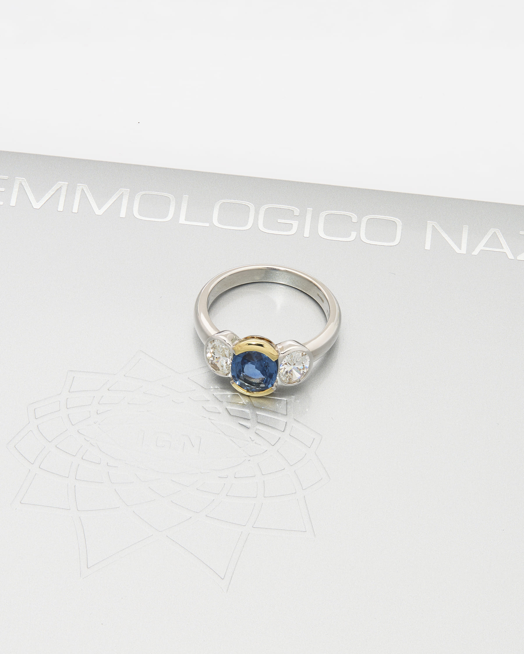 Anello in oro bianco e giallo con zaffiro centrale e diamanti-4