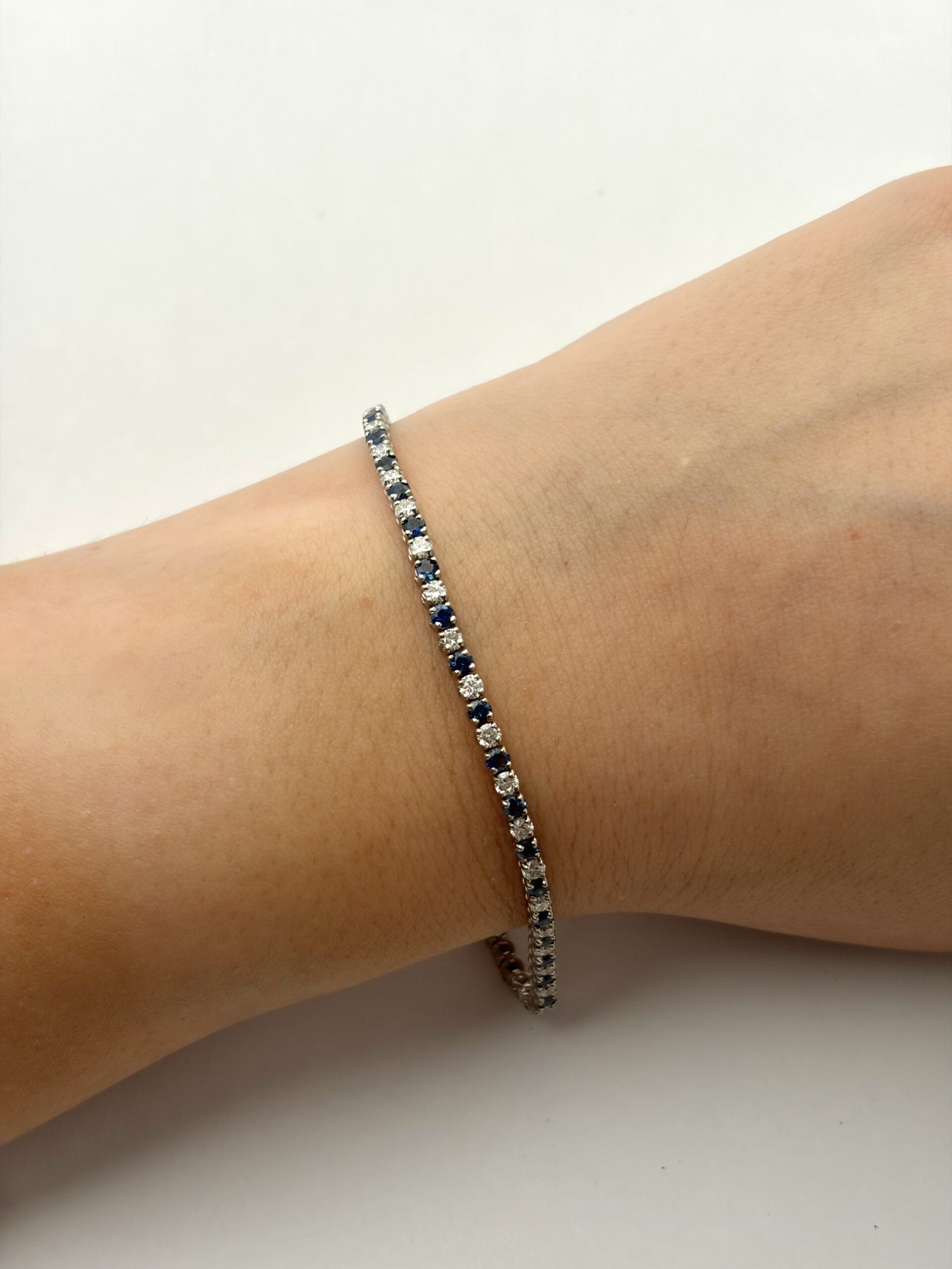 Bracciale tennis in oro bianco con diamanti e zaffiri-3