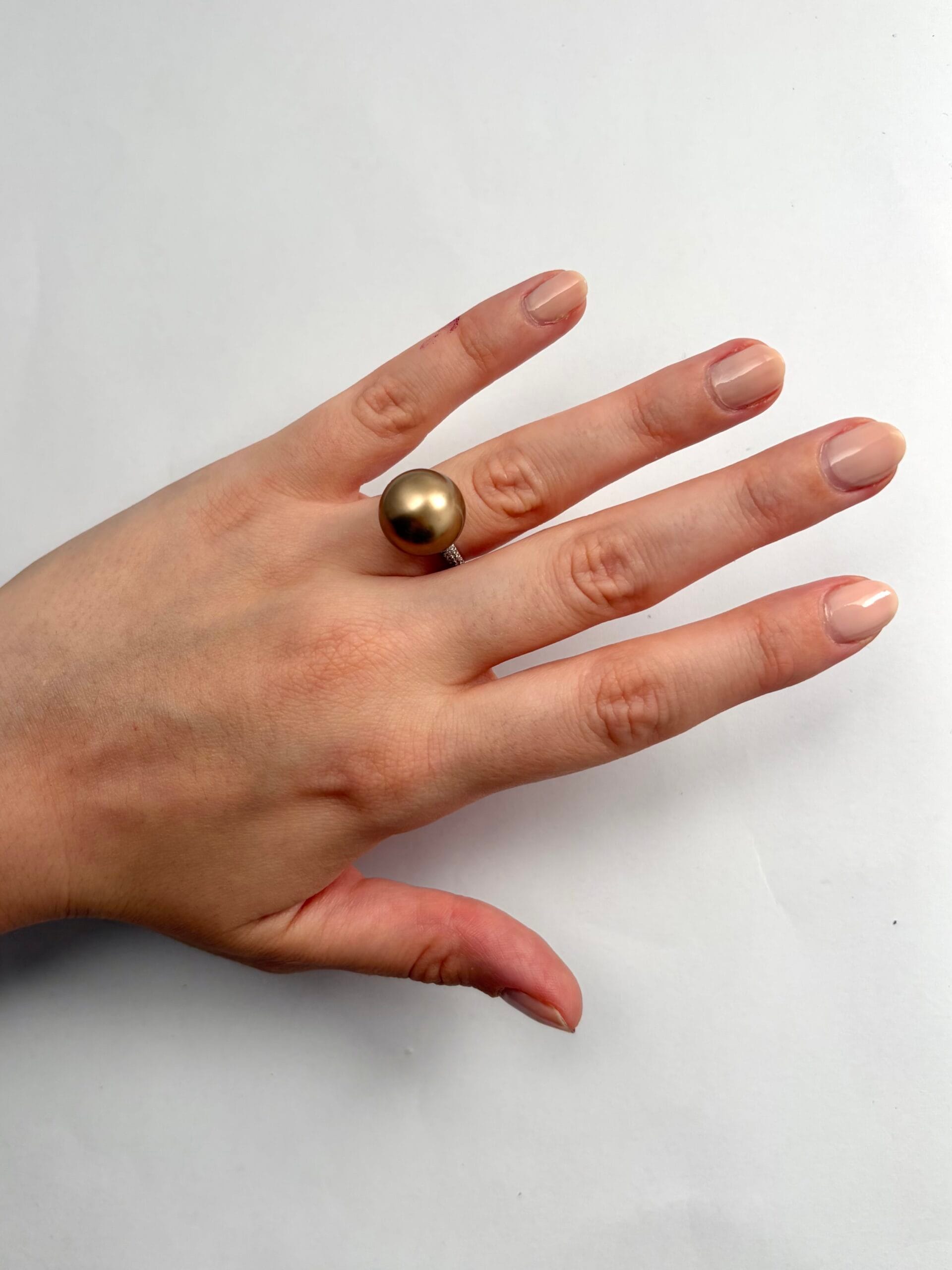 Anello in oro bianco con perla tahiti e diamanti-4