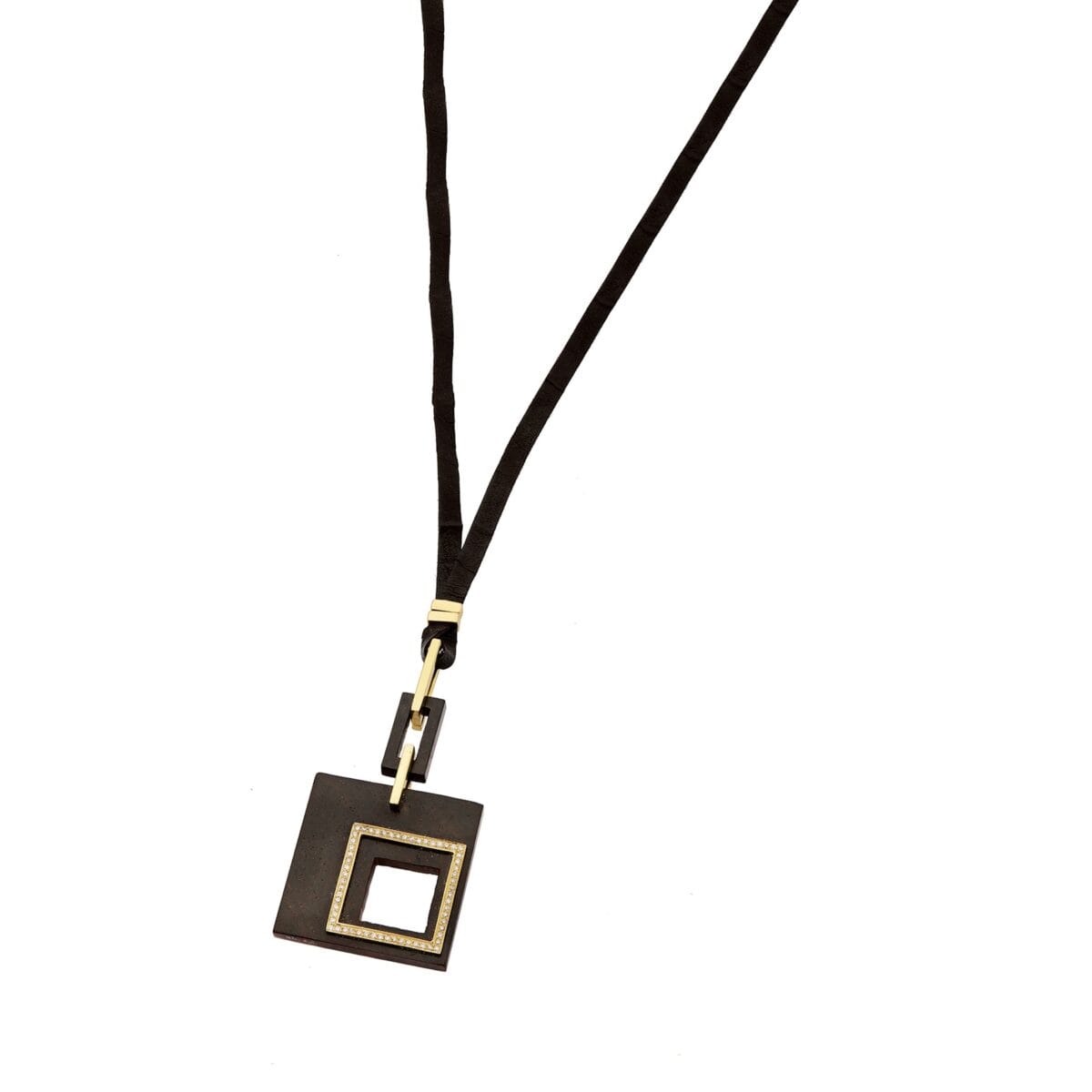 Collana di design con pendente quadrato in legno, oro giallo e diamanti e laccio in pelle