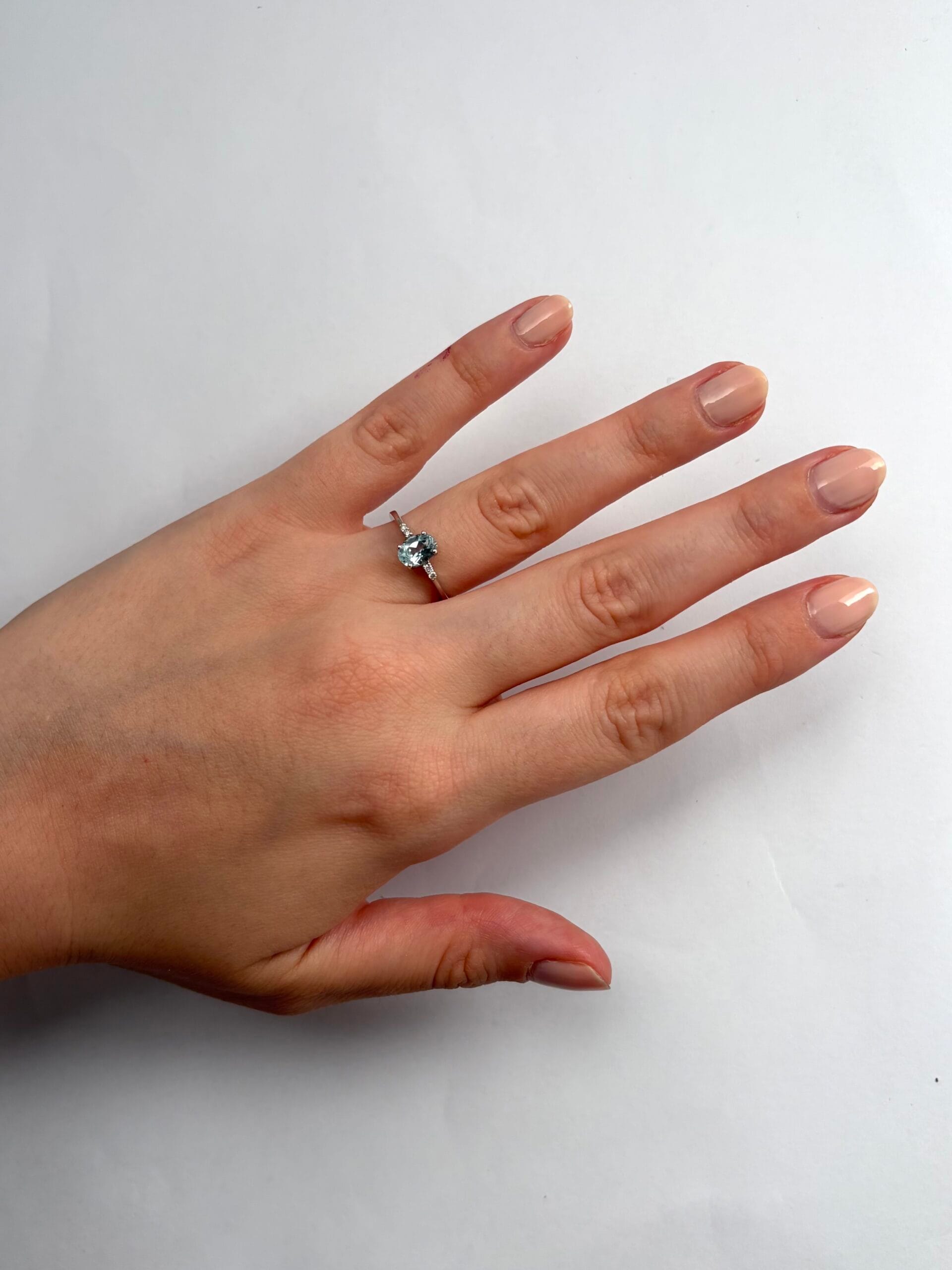 Anello in oro bianco con acquamarina centrale e diamanti laterali-4