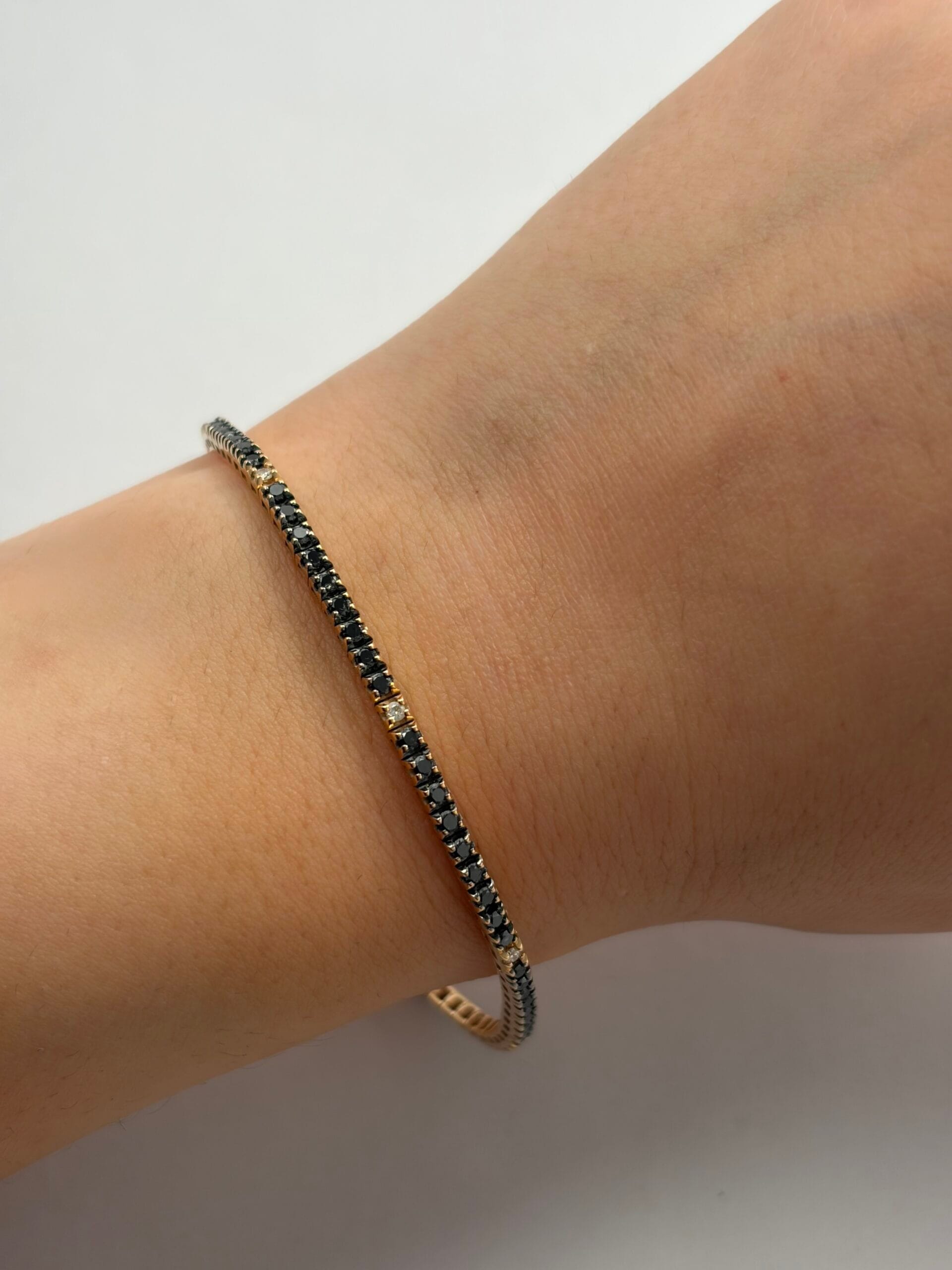 Bracciale tennis in oro giallo con diamanti neri e bianchi-3