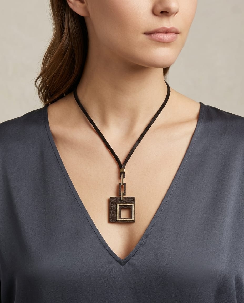Collana di design con pendente quadrato in legno, oro giallo e diamanti e laccio in pelle-3