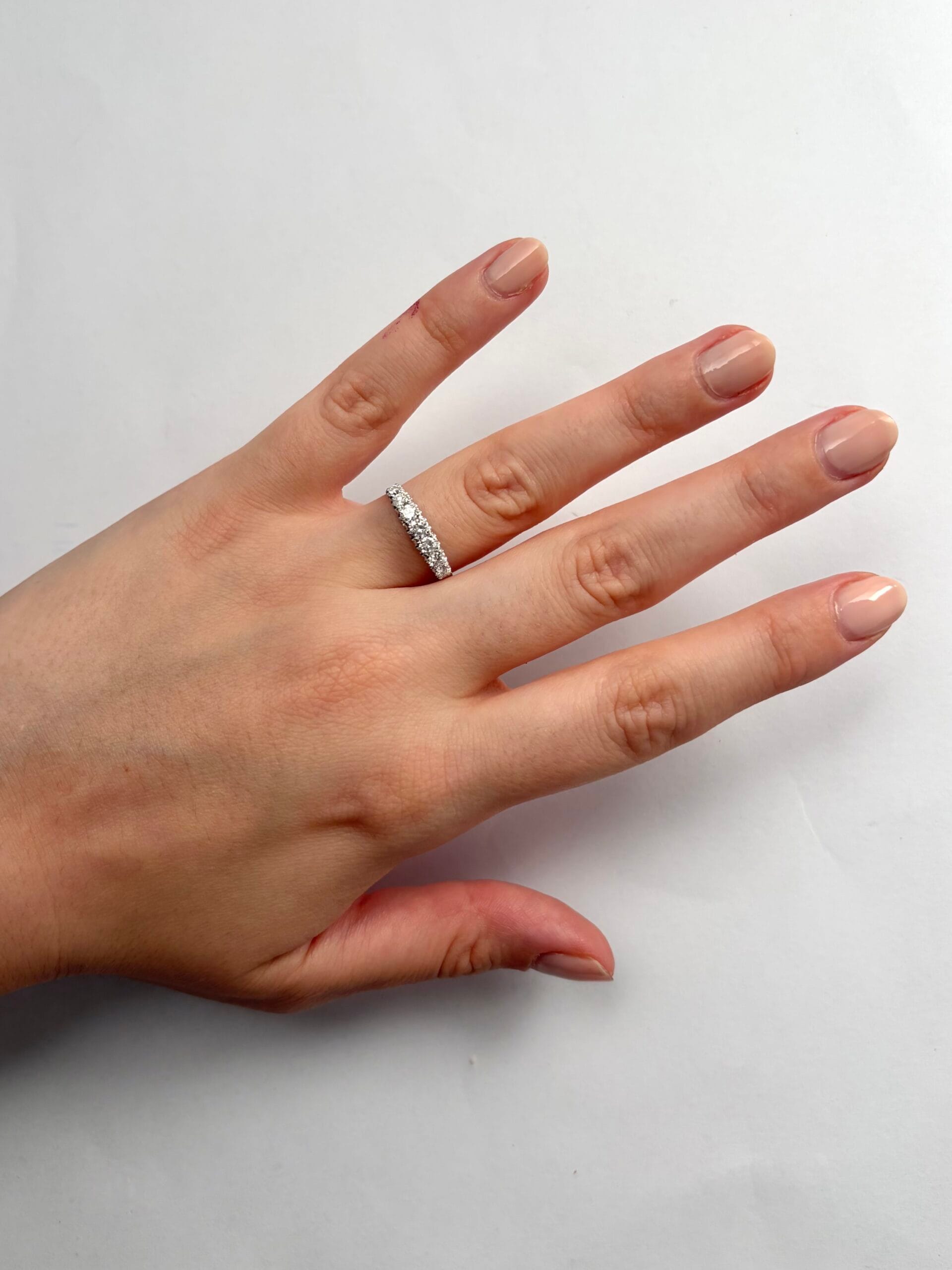 Anello veretta in oro bianco con 7 diamanti 0,55 ct-4