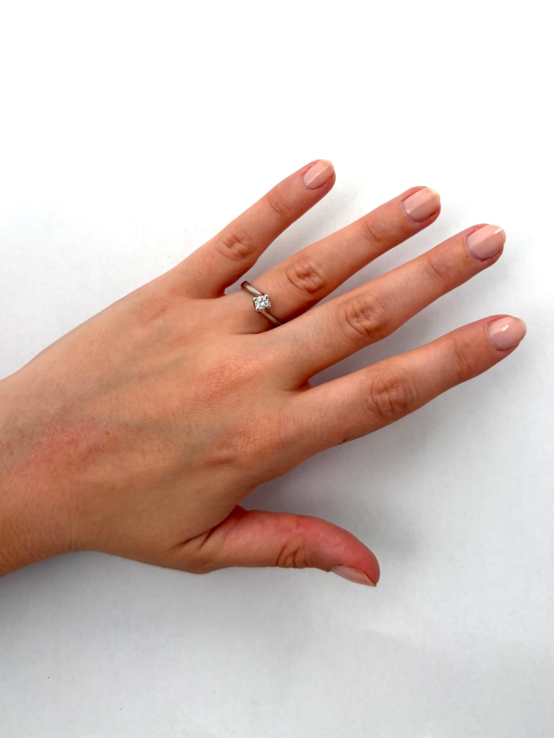 Anello solitario valentino in oro bianco con diamante 0,23 ct-4