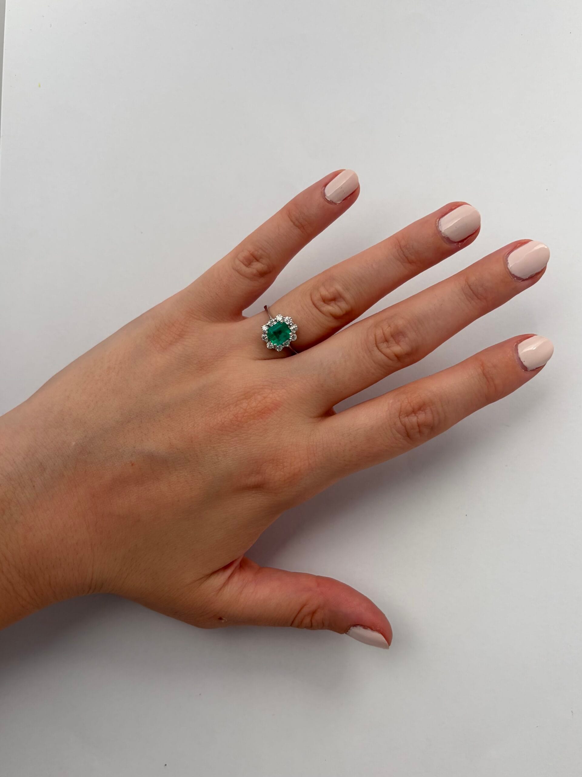 Anello in oro bianco con smeraldo 0,90 ct e diamanti-5