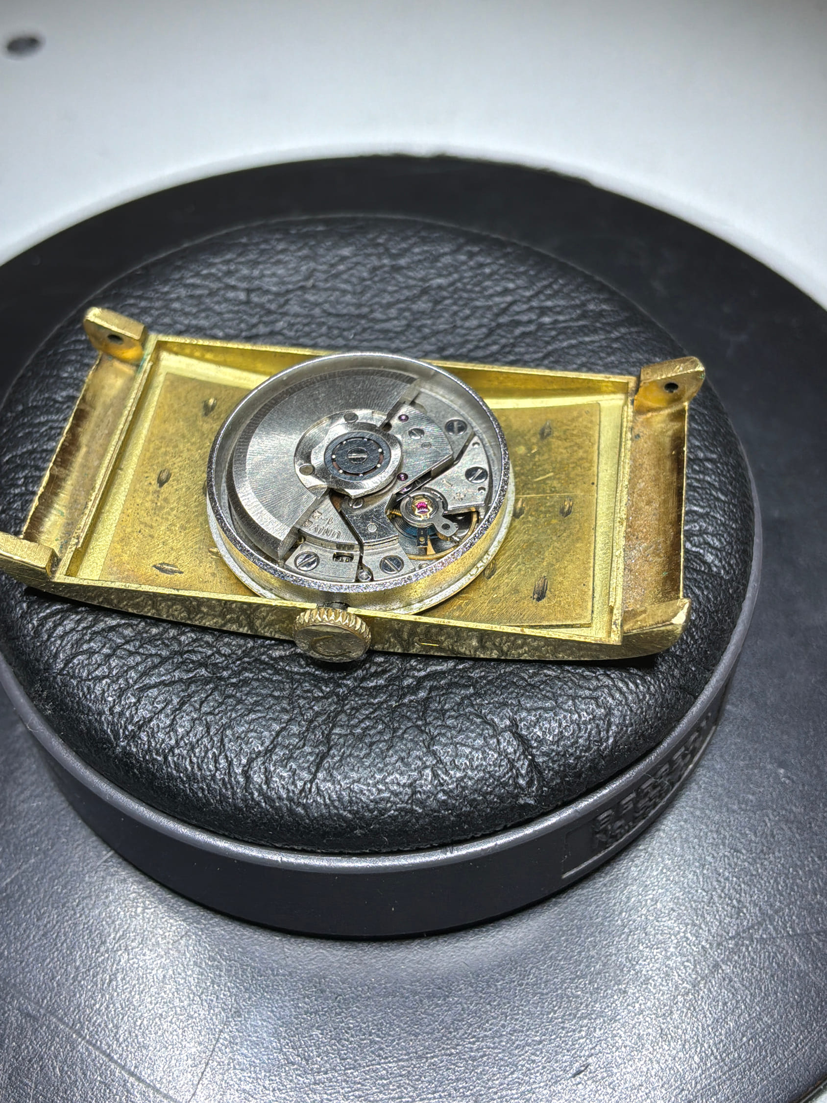 Universal genève vintage tank automatic 18 kt-8