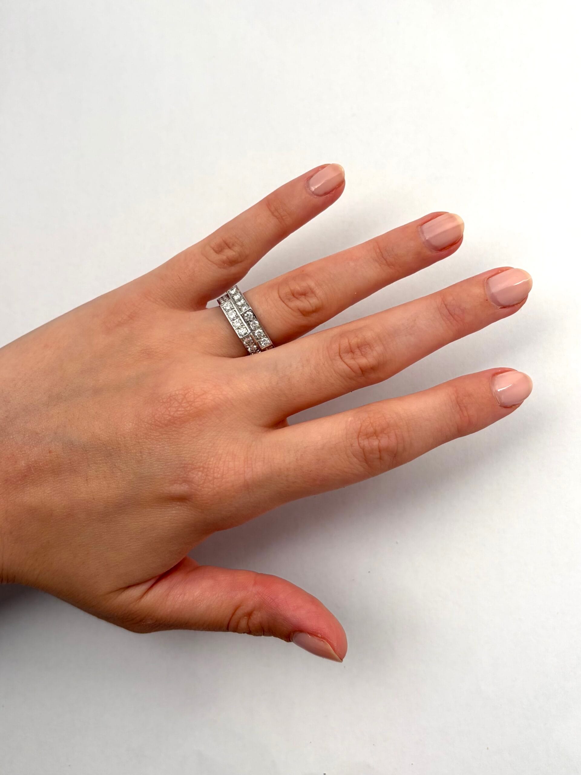 Anello doppia fascia geometrico in oro bianco con diamanti-4