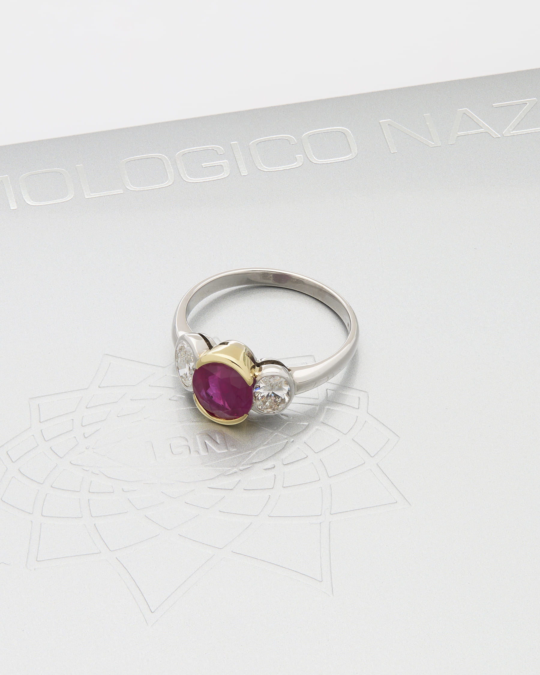 Anello in oro bianco e giallo con rubino e diamanti-4