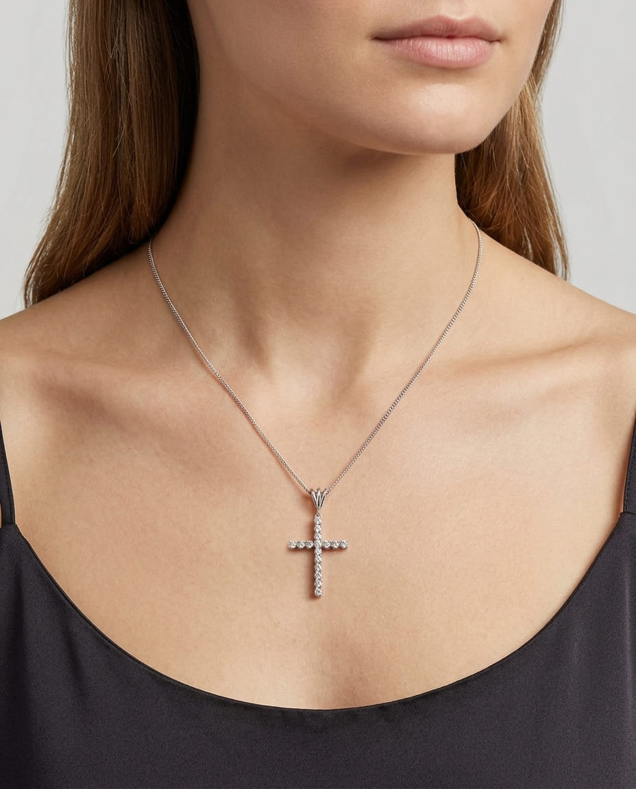 Collana in oro bianco con ciondolo croce con diamanti-3