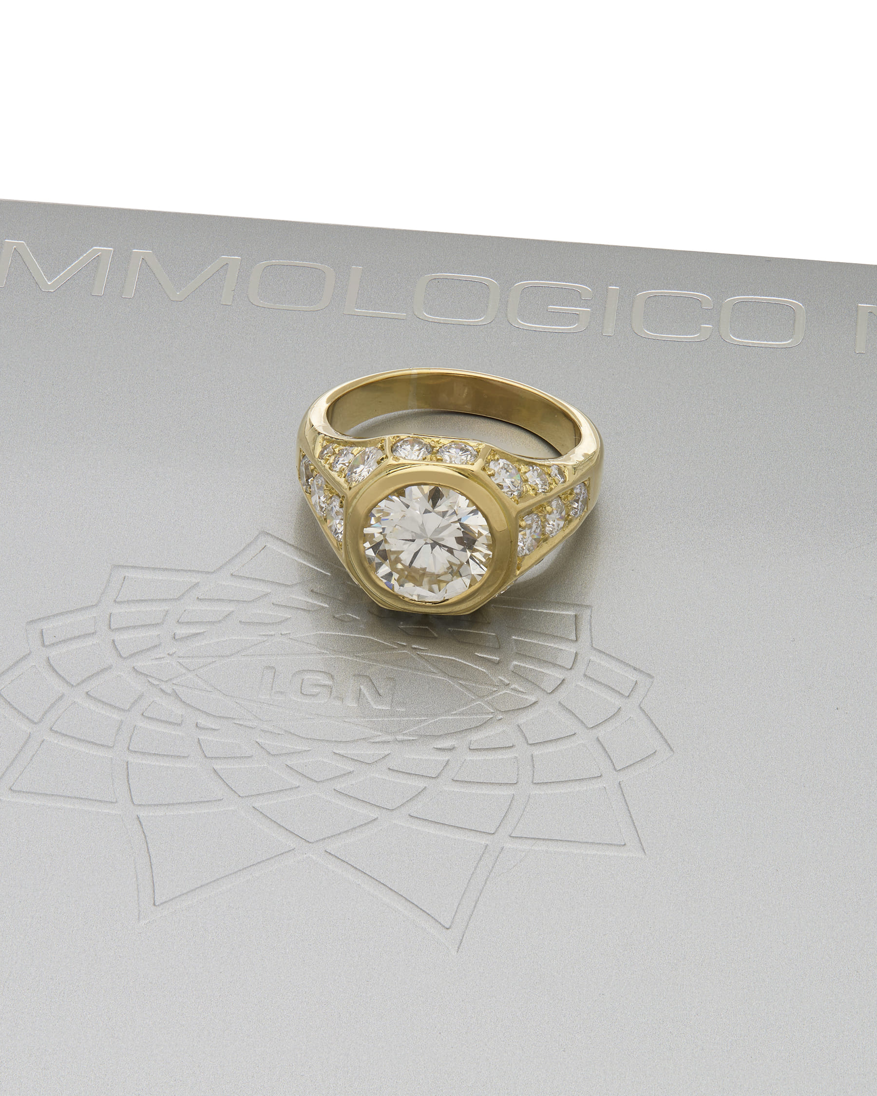 Anello sigillo in oro giallo con diamanti-5