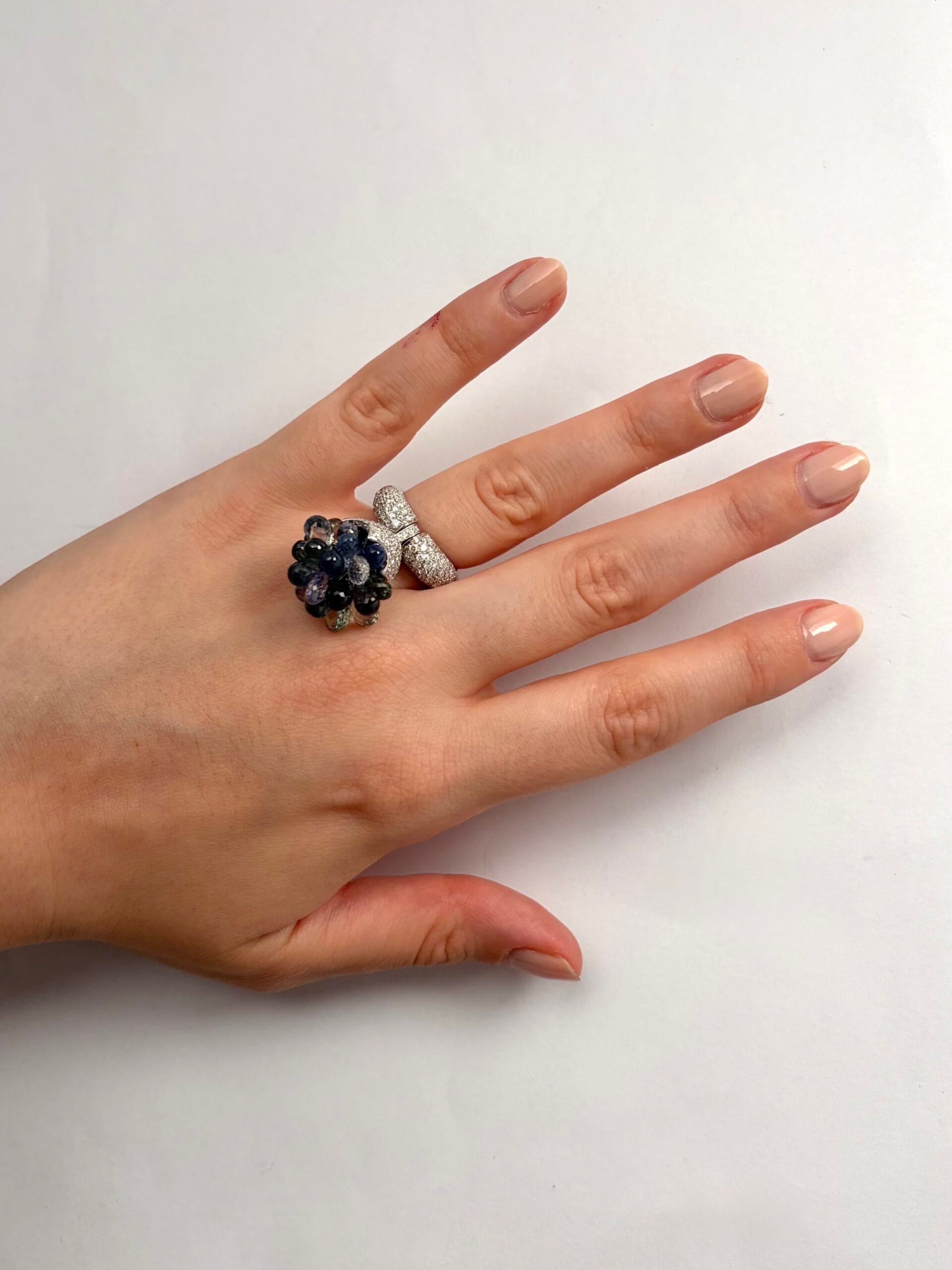 Anello in oro bianco con pavé di diamanti e zaffiri briolette-4