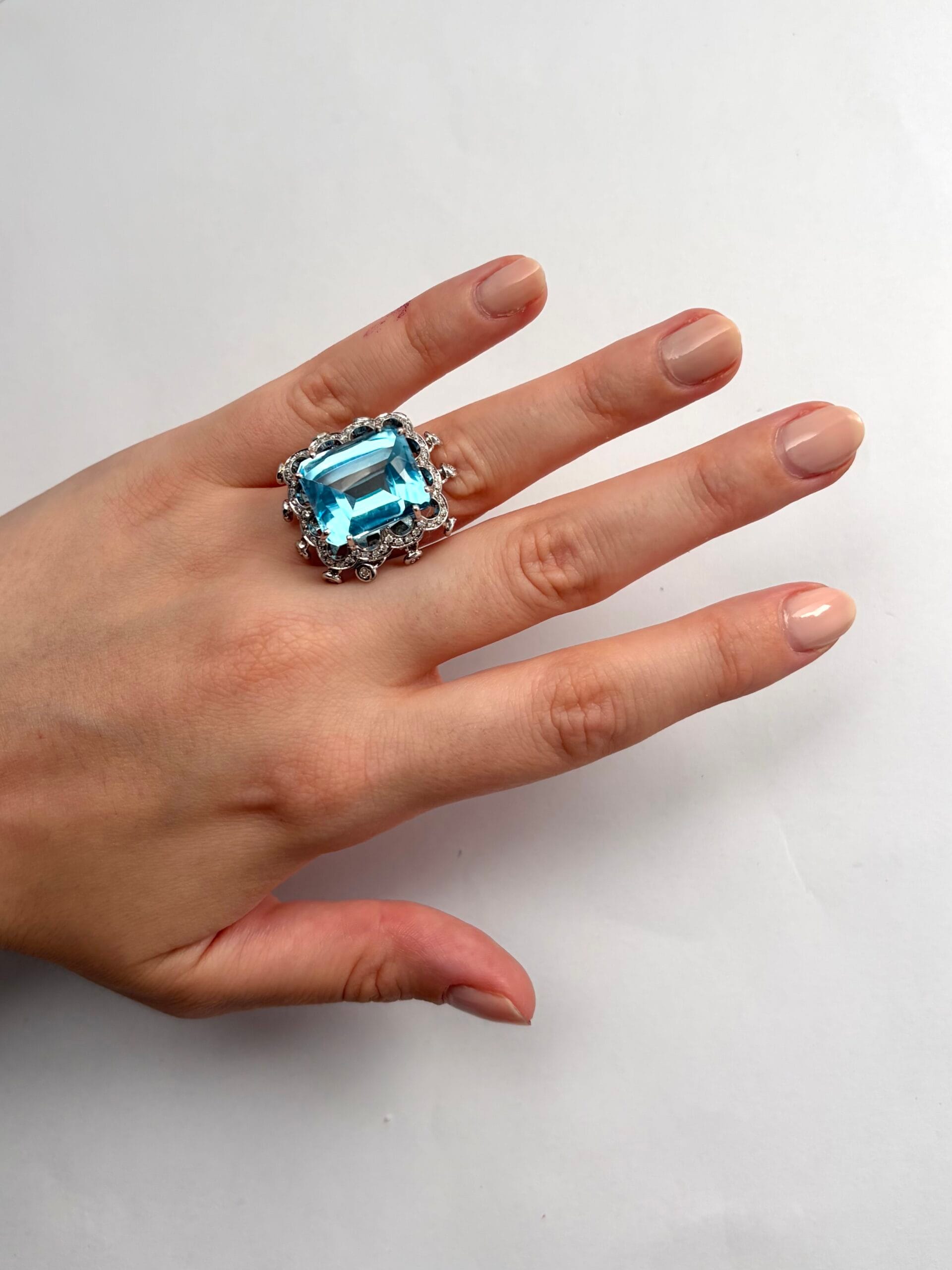 Anello cocktail in oro bianco con topazio e diamanti-4