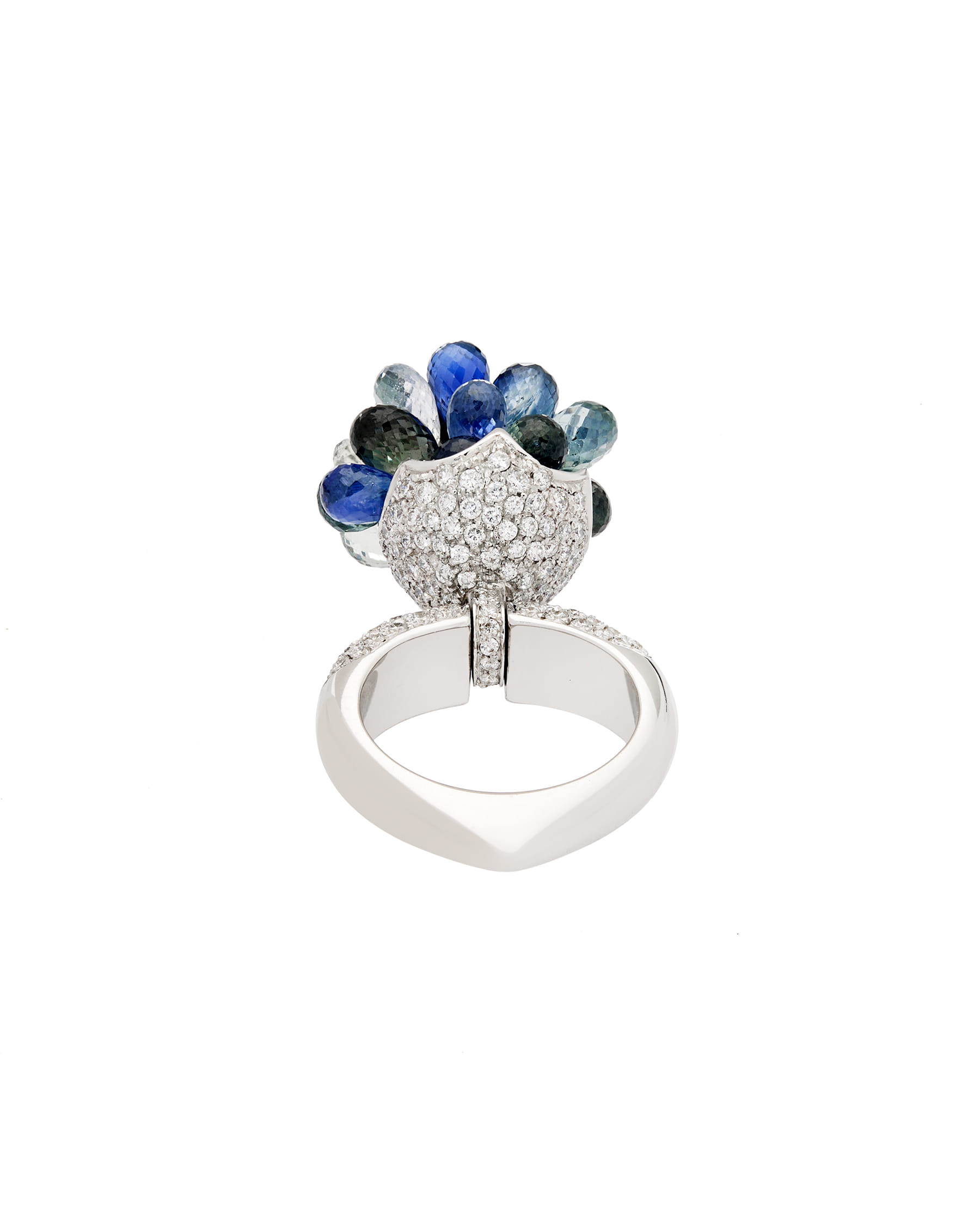 Anello in oro bianco con pavé di diamanti e zaffiri briolette-3