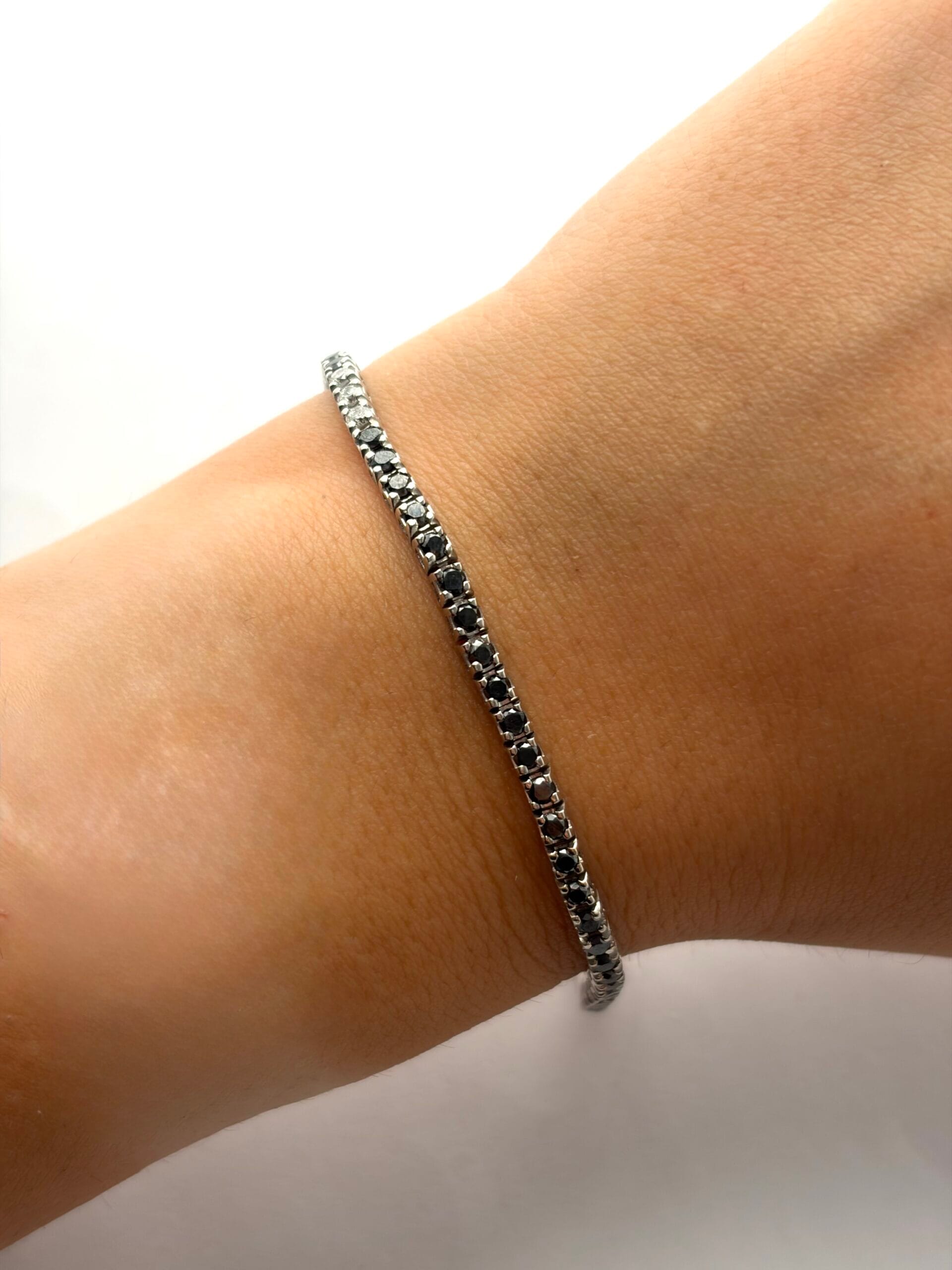 Bracciale tennis in oro bianco con diamanti bianchi e neri-3