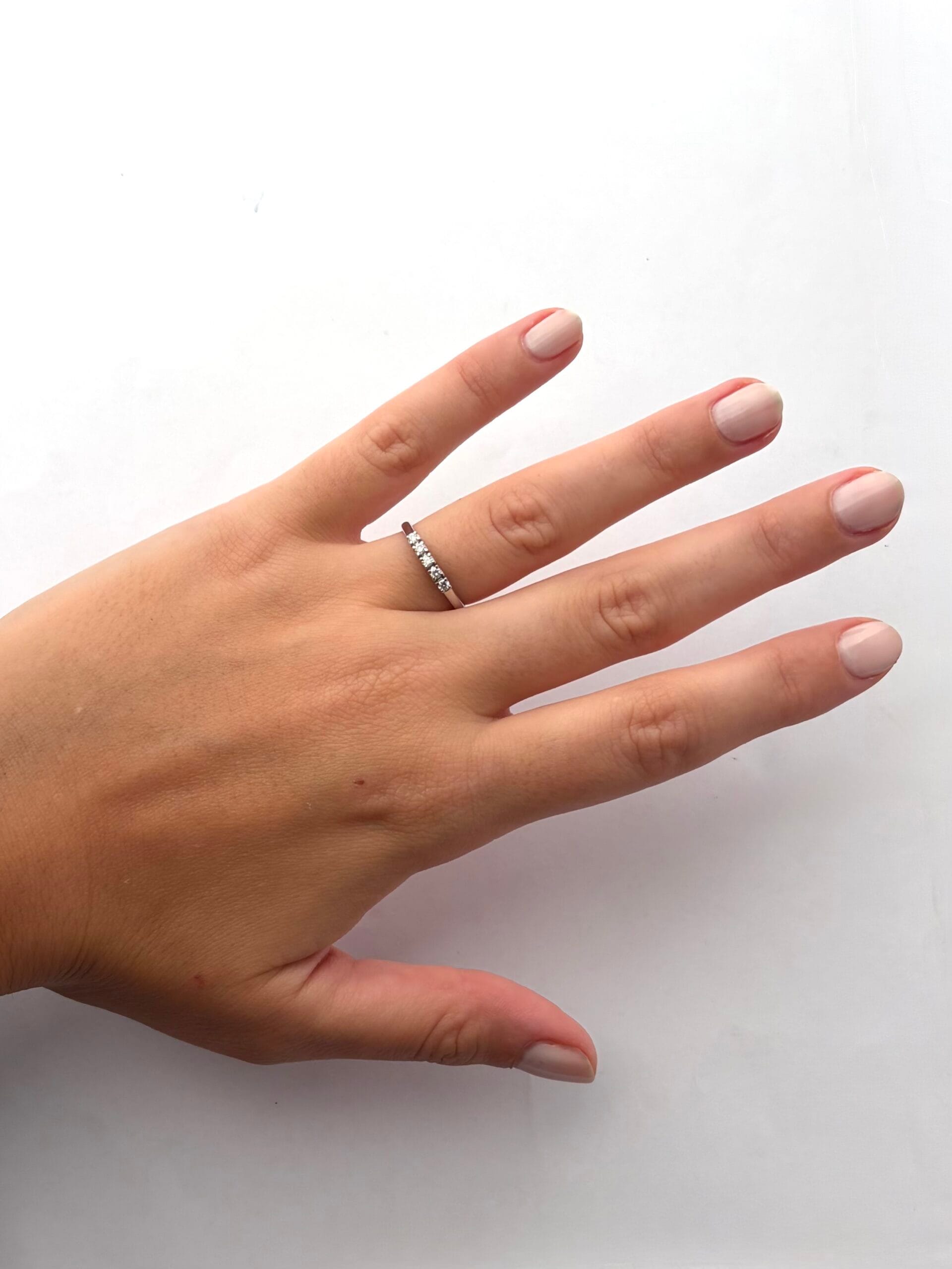 Anello veretta 5 diamanti 0,15 ct in oro bianco-4
